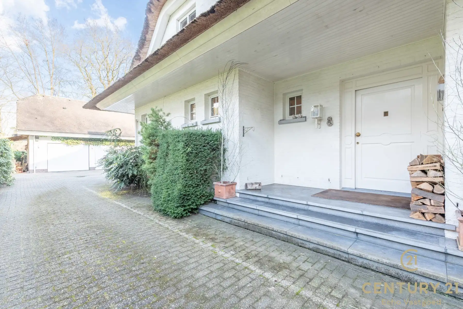 Karaktervol landhuis met prachtige tuin op ca 2202m² foto 3