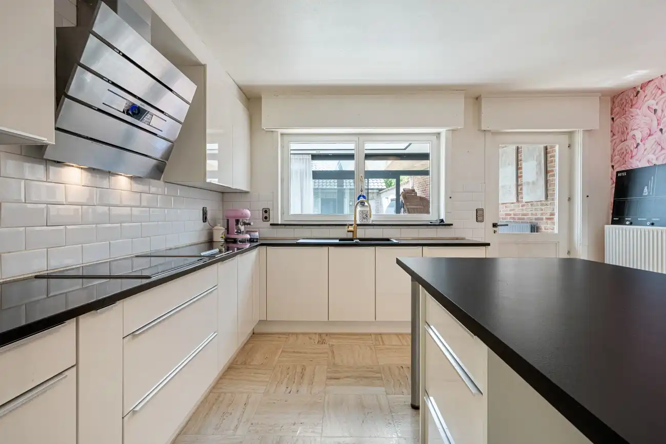 Ruime op te frissen gezinswoning met 4 slaapkamers, dubbele garage en zonnige tuin op 1.595 m² foto 3
