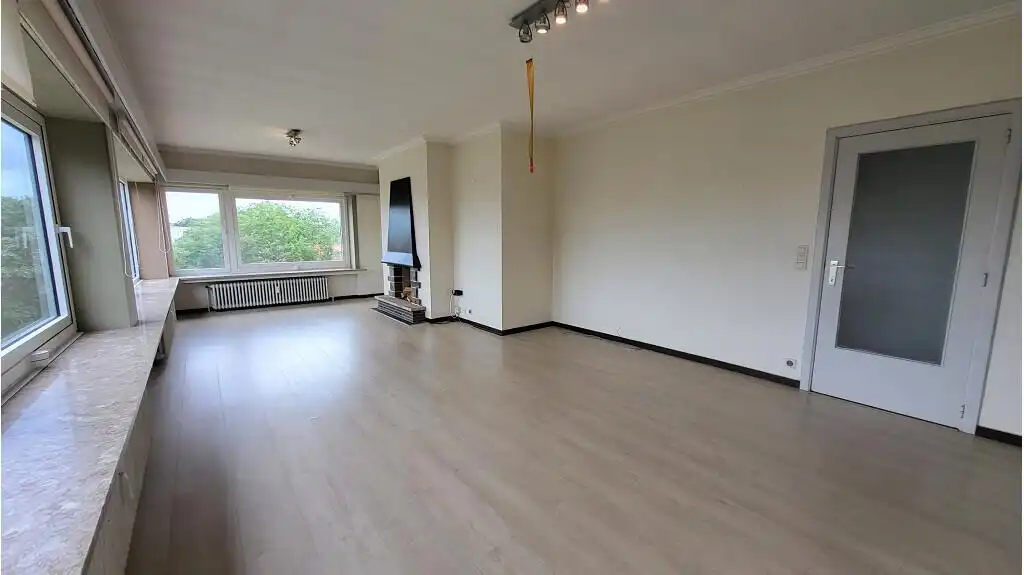 Ruim 2-slaapkamerappartement + Autostandplaats te huur in Assebroek Brugge foto 4