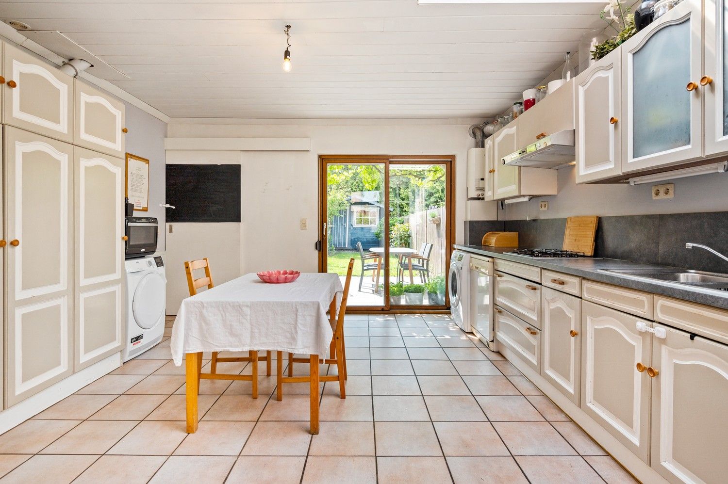 Charmante en lichtrijke woning met 2 slaapkamers en aangename groene tuin op toplocatie in Ekeren! foto 8