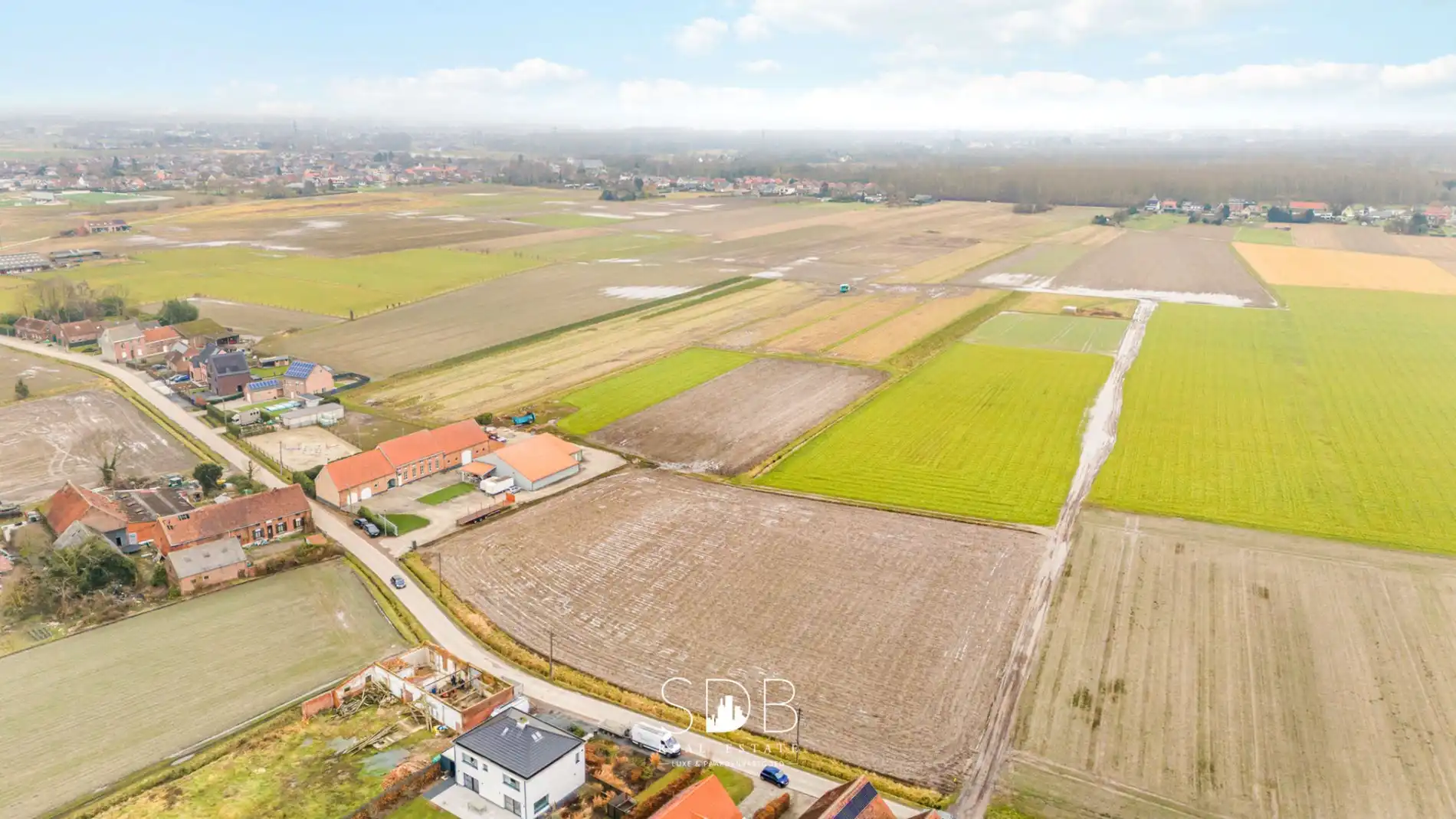Prachtige villa in hoevestijl met bijgebouwen en graslanden op 89.070m² foto {{pictureIndex}}