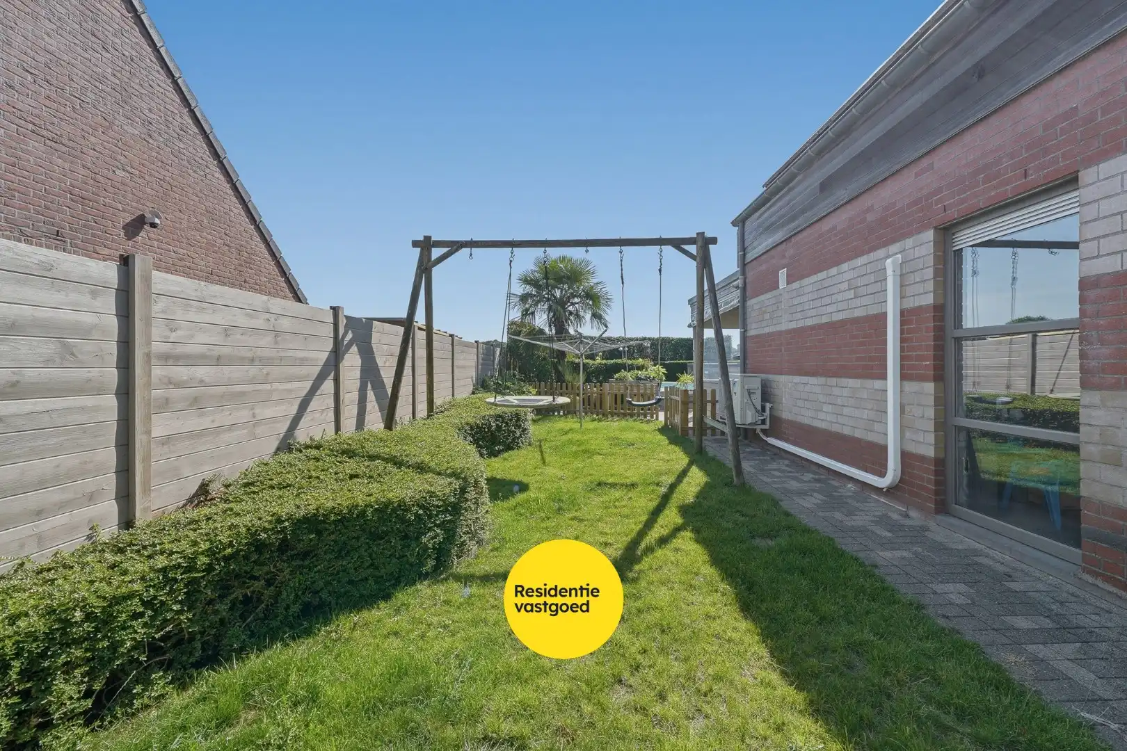 Instapklare halfopen bebouwing met 3 slaapkamers en zwembad foto 15