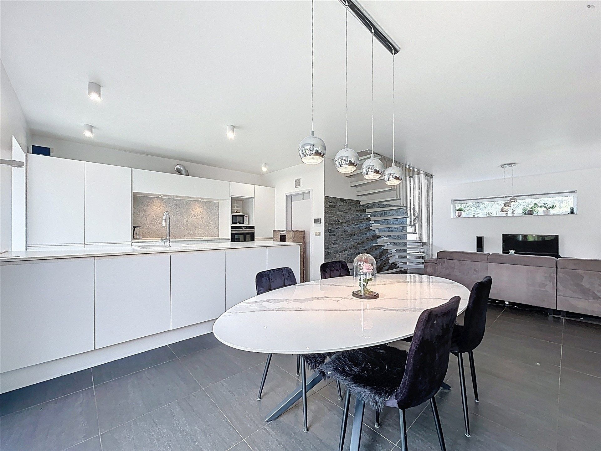 Recente energiezuinige  half-open bebouwing met 3 slp en gezellige tuin! foto 3