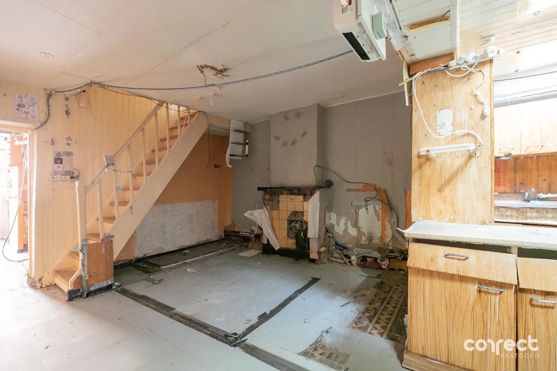 Volledig te renoveren woning met diepe tuin op rustige ligging. foto 3