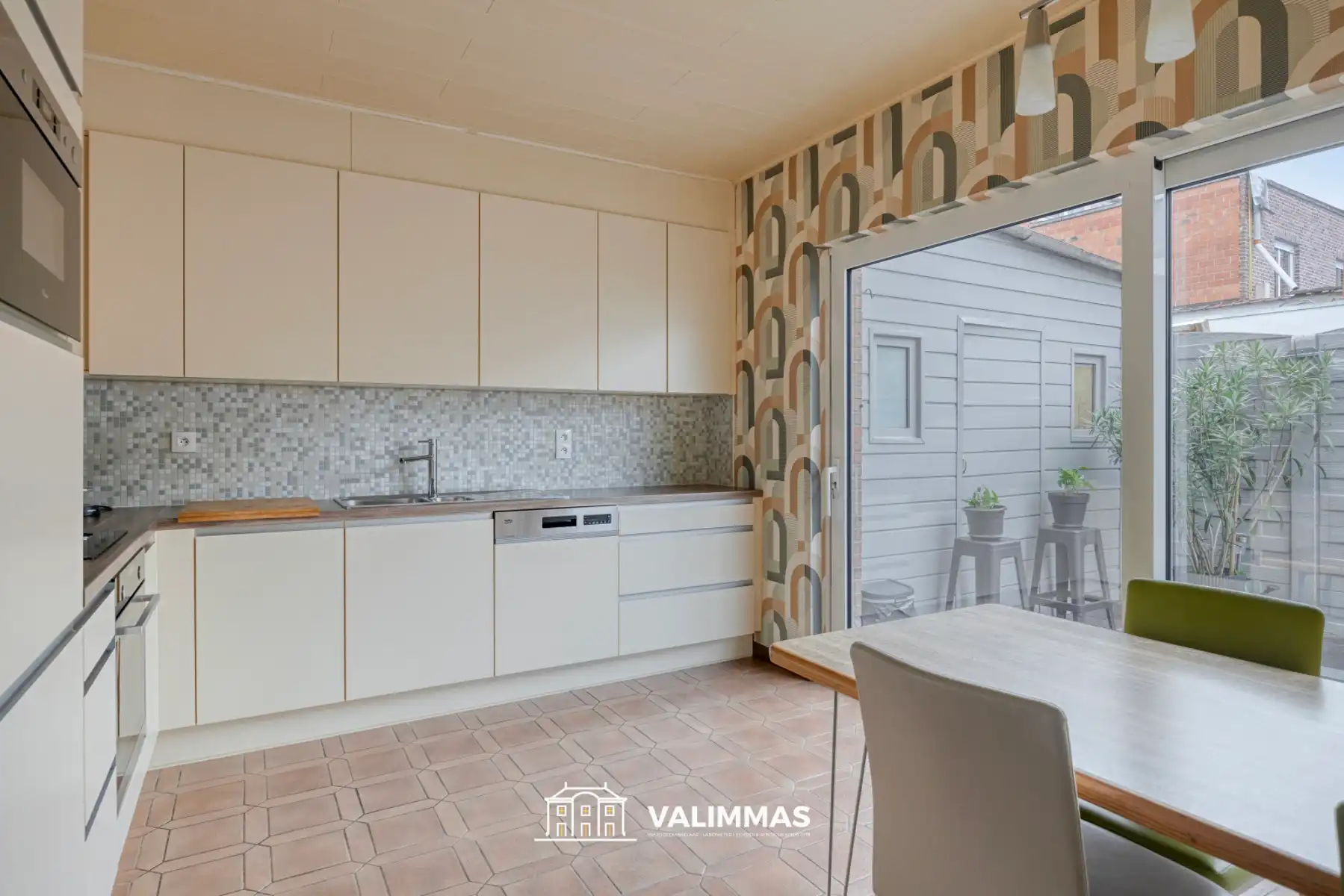 Verzorgde, mooi gelegen driegevelwoning met garage & tuintje foto 9