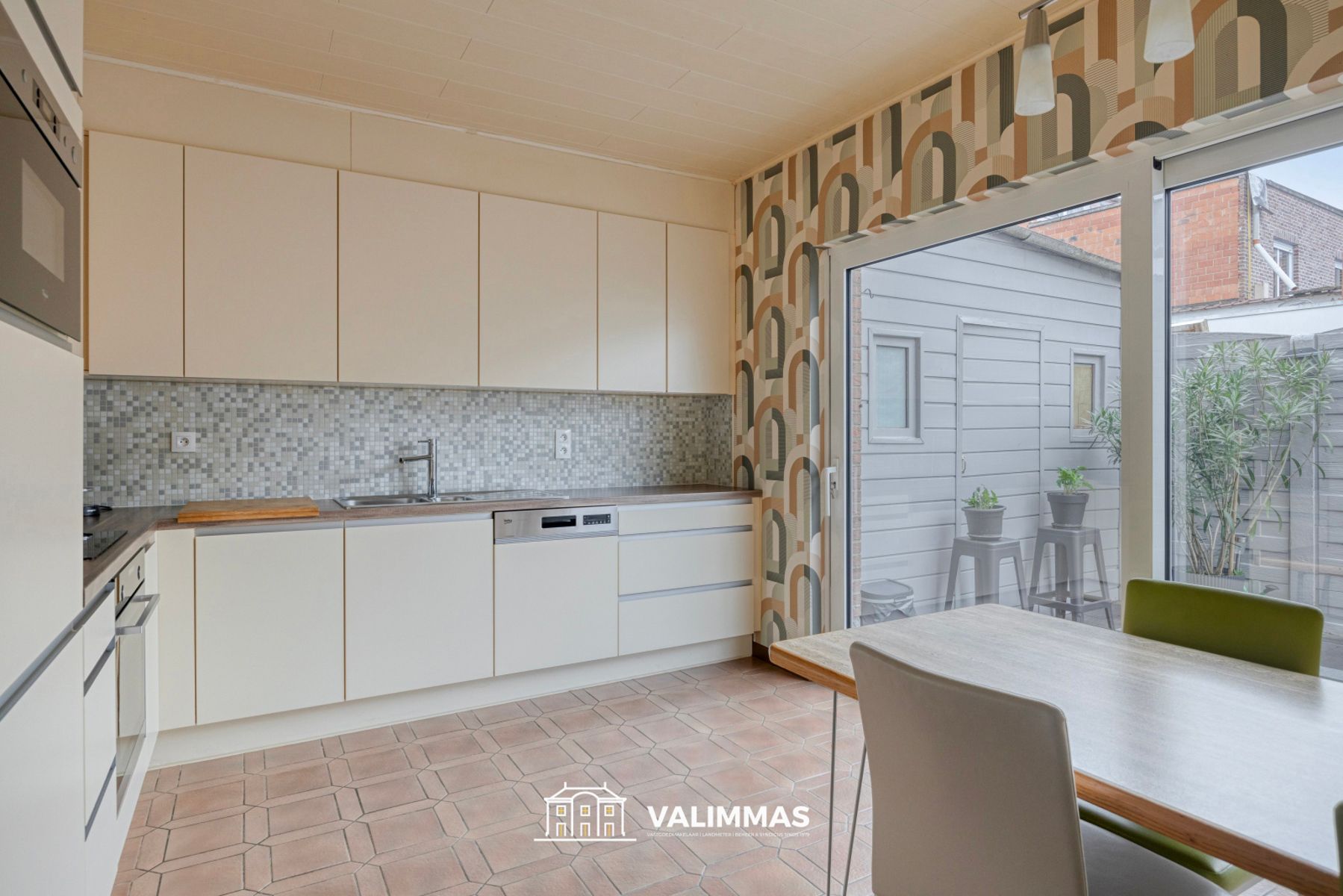 Verzorgde, mooi gelegen driegevelwoning met garage & tuintje foto 9