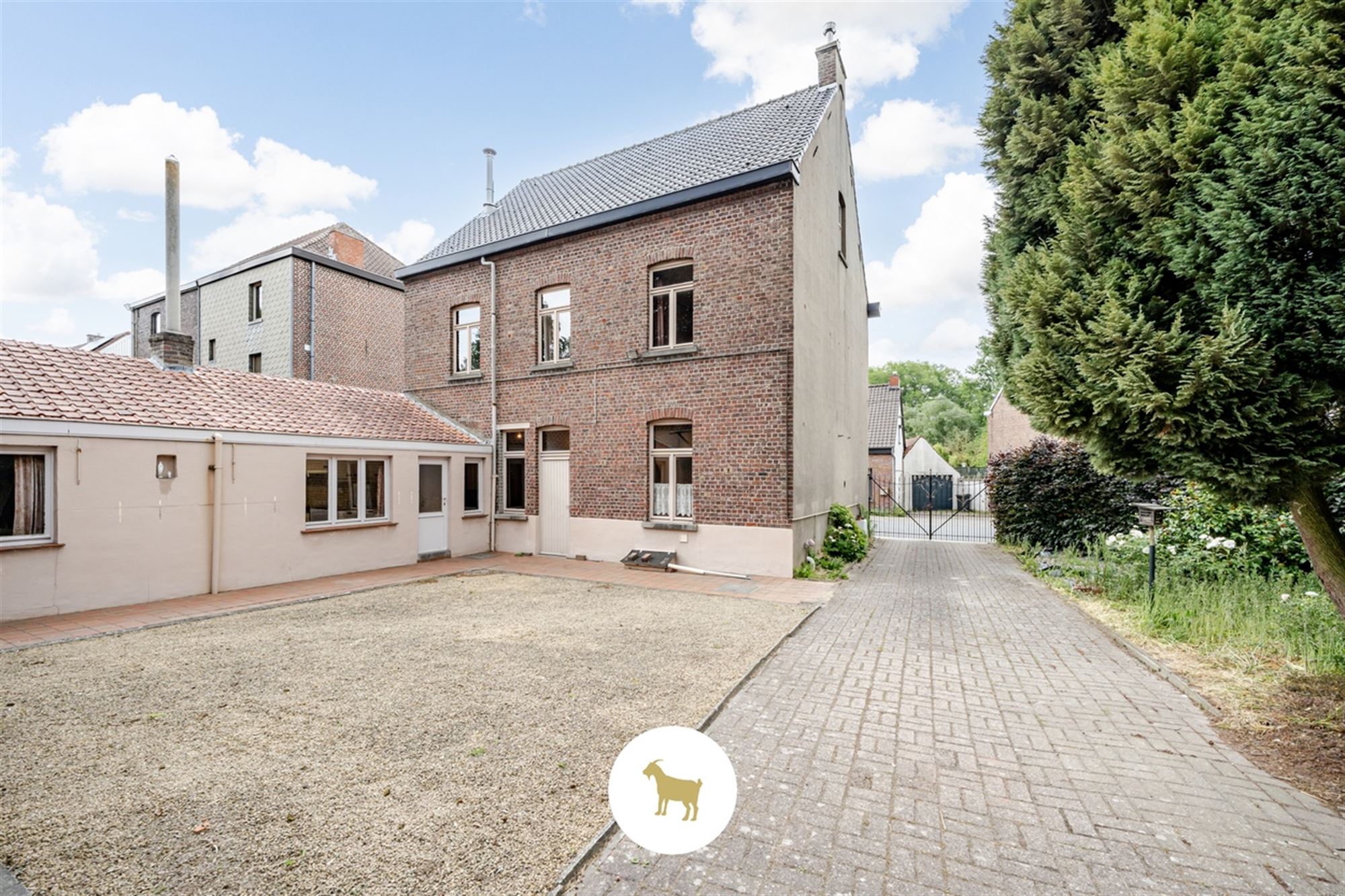 Ruime DORPSWONING met SCHUUR, BIJGEBOUW, BINNENKOER, TUIN & 4 (tot 5) SLAAPKAMERS, op een PERCEEL grond van ca. 920m² foto 6
