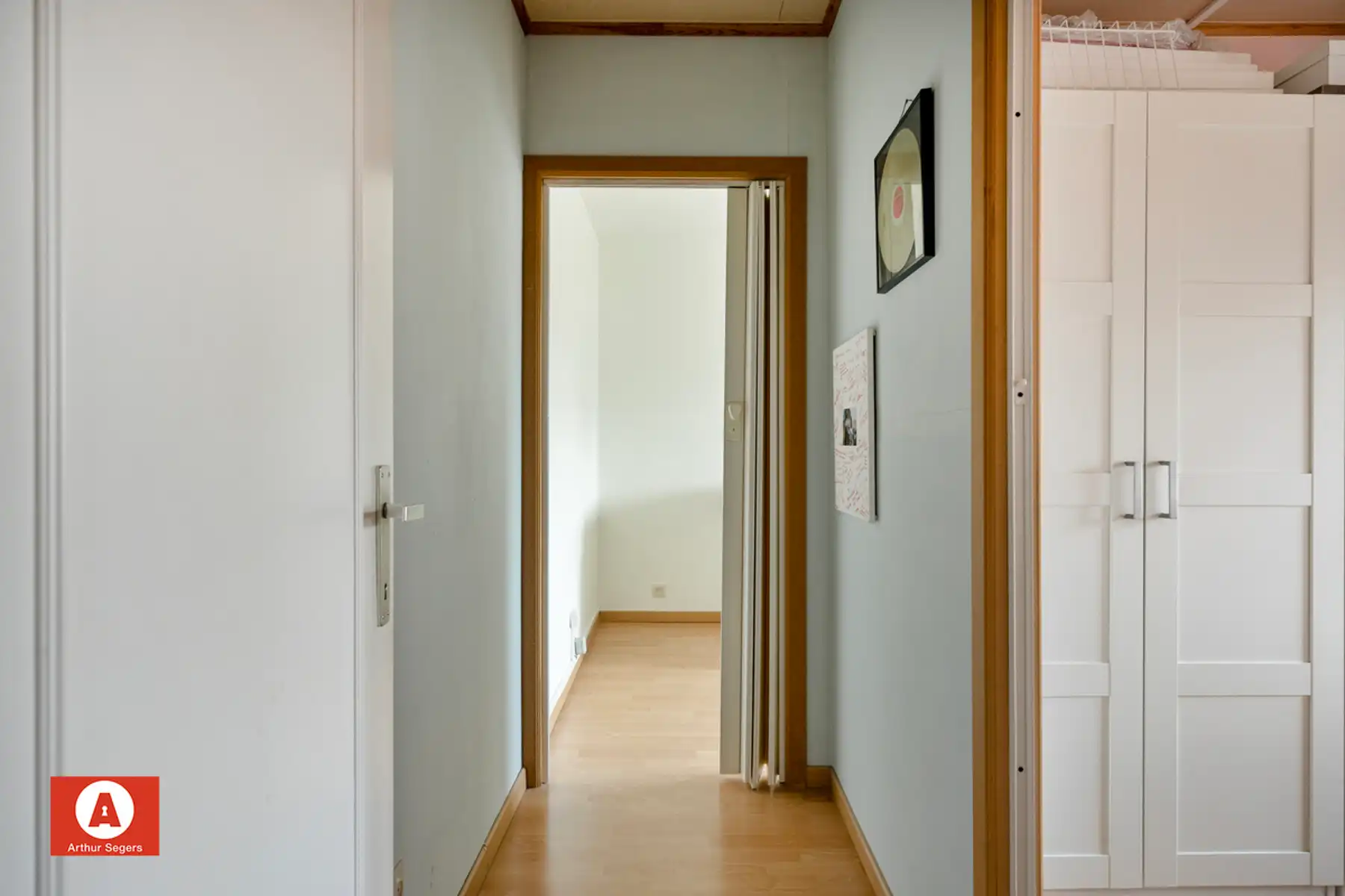 Halfopen woning in doodlopende, rustige straat foto 20