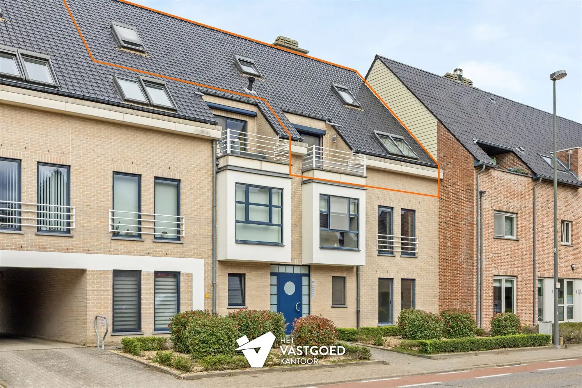 ZEER RUIM DUPLEX APPARTEMENT MET BIJHORENDE AFGESLOTEN GARAGEBOX EN 2 STAANPLAATSEN IN HET CENTRUM VAN OOSTHAM foto 27
