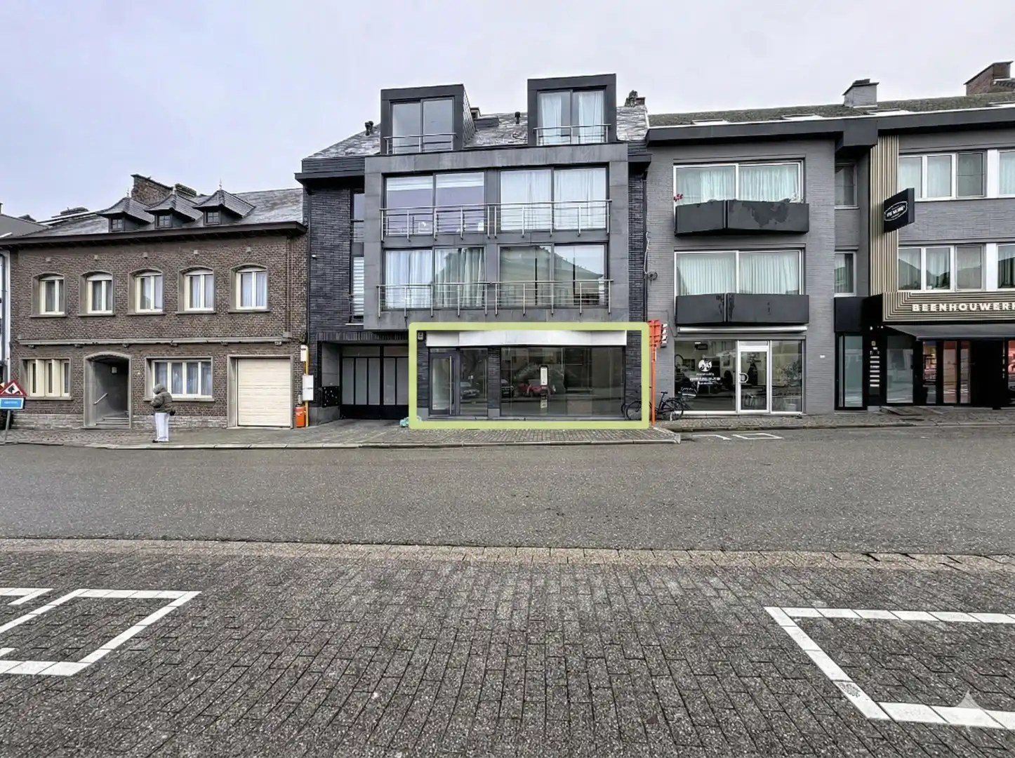 TOPLOCATIE! Commercieel Gelijkvloers (180m²) + Terras & Parking te Huur in Wolvertem (Meise) foto {{pictureIndex}}