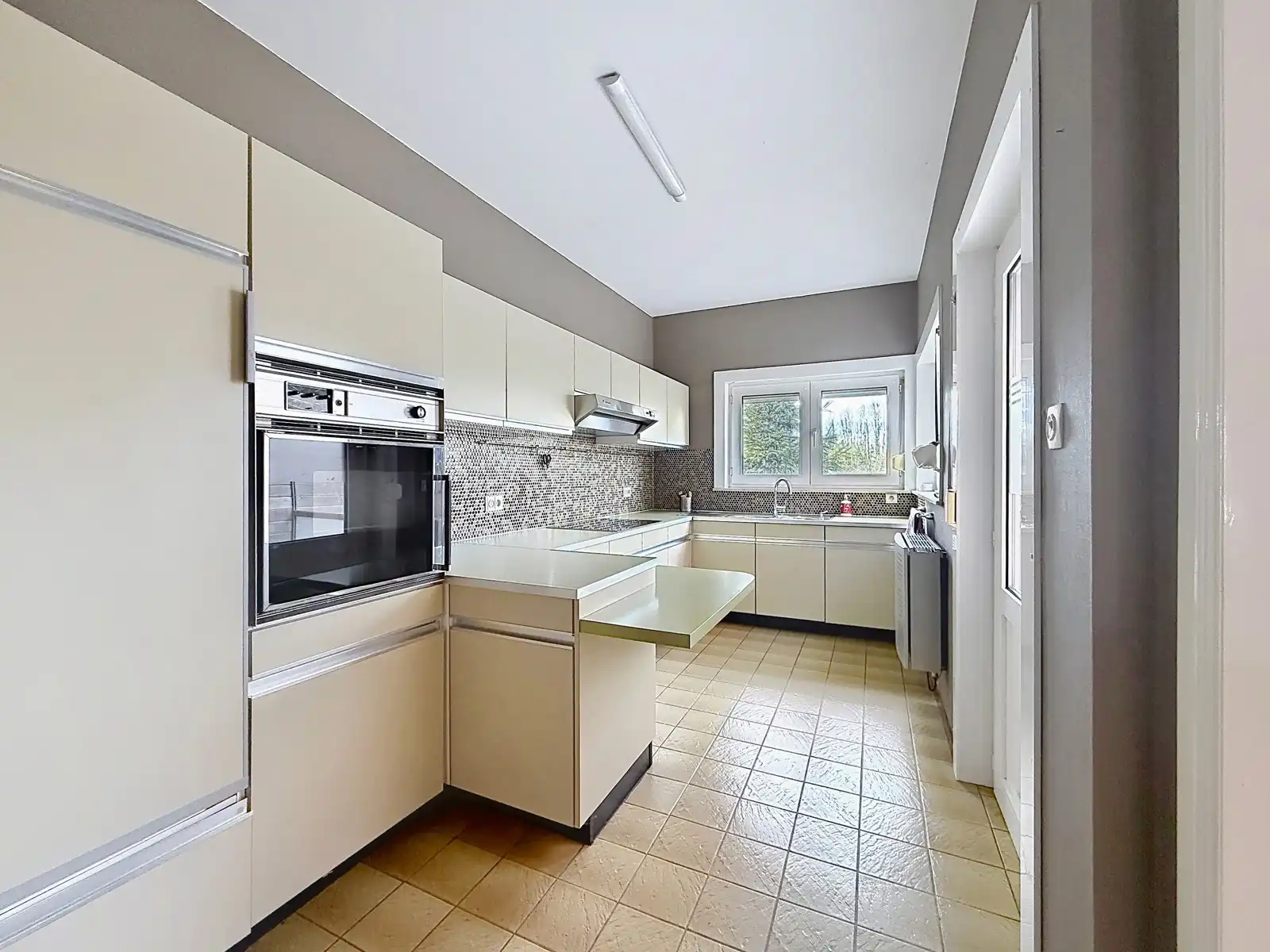 Rustig gelegen, Ruime Woning MET 3 SLPK, Tuin én Garage! foto 8