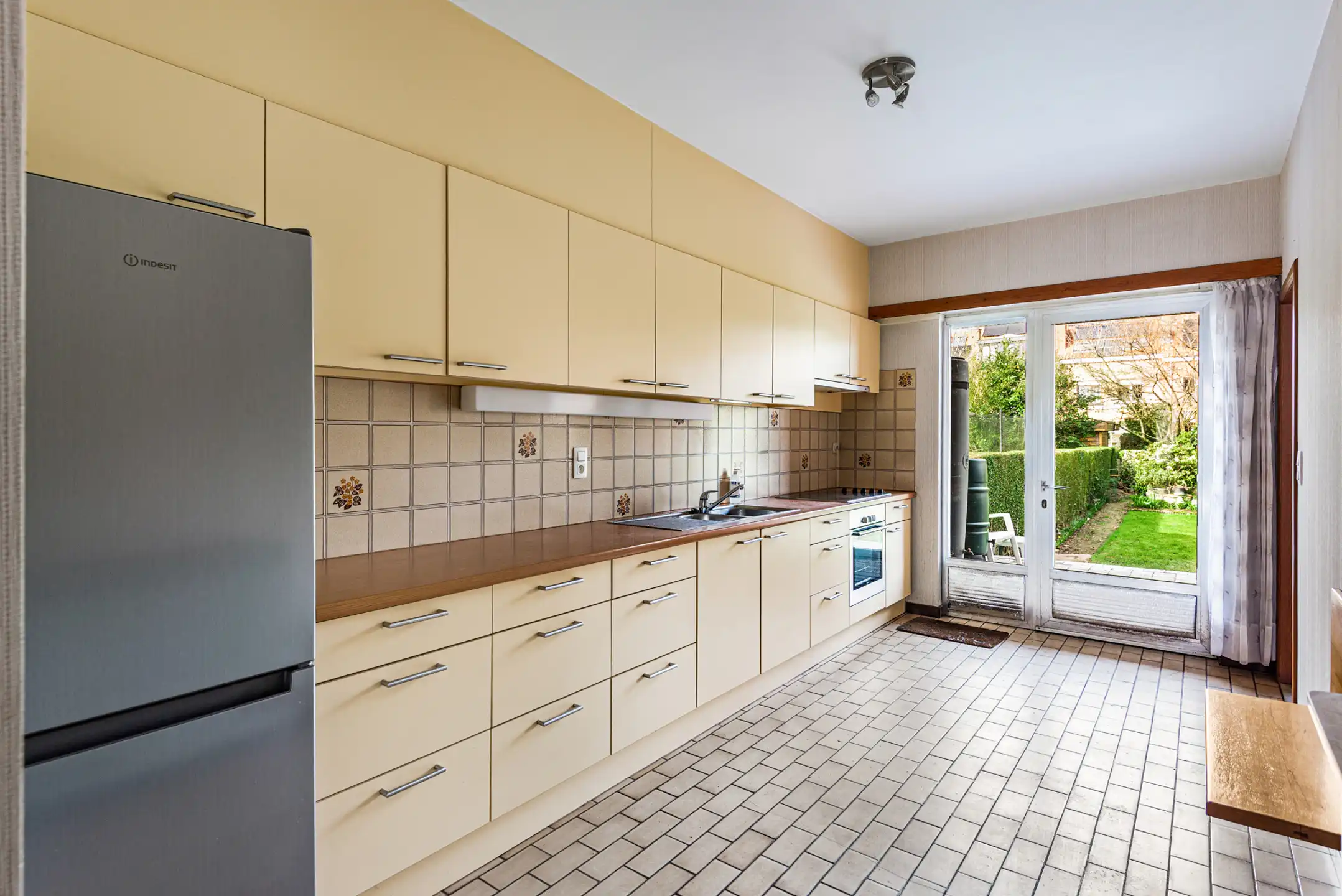 Ruime woning met garage en mooie tuin op fijne locatie foto 7