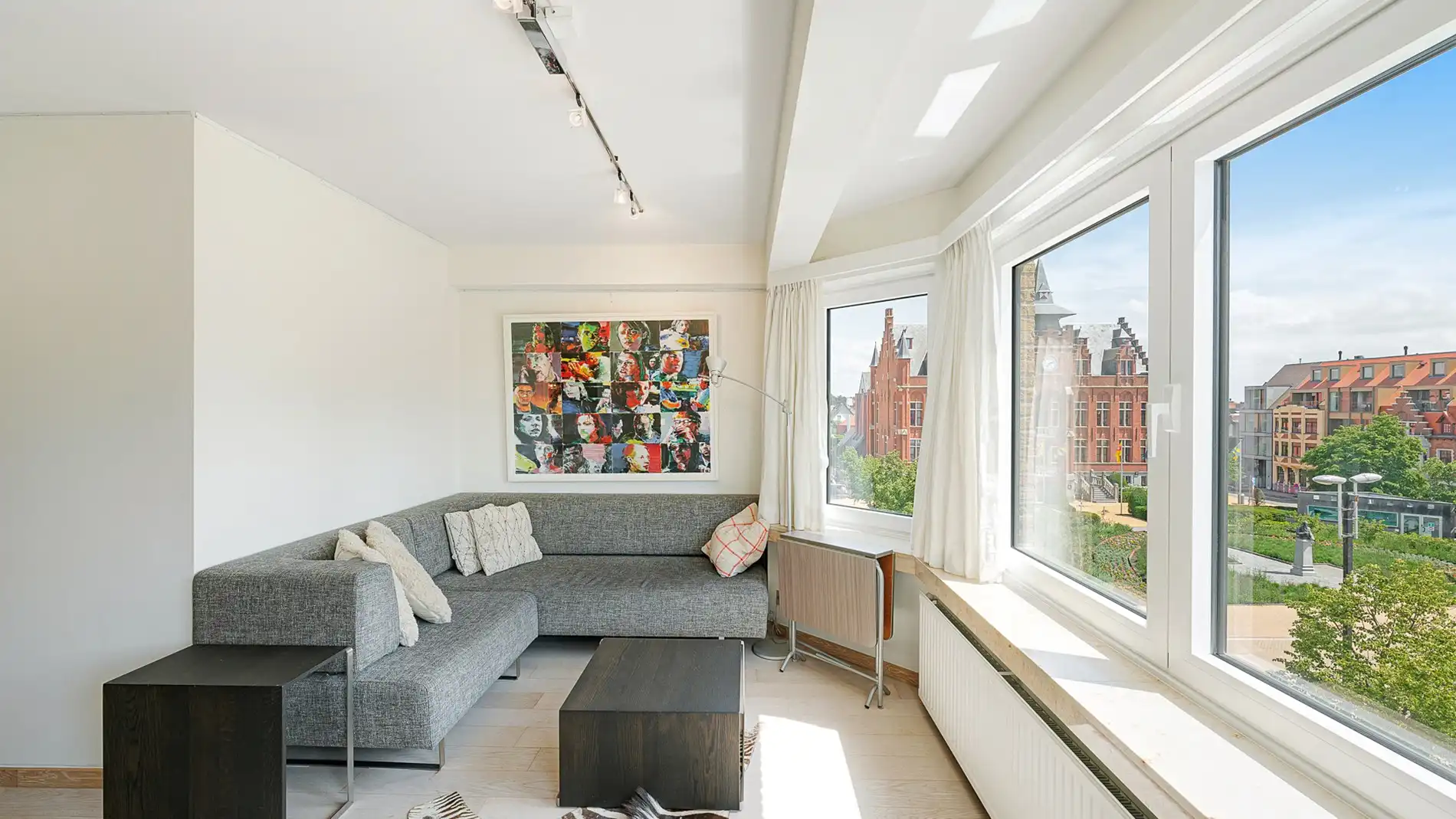 Appartement met 2 slpks. te koop in centrum Knokke foto {{pictureIndex}}