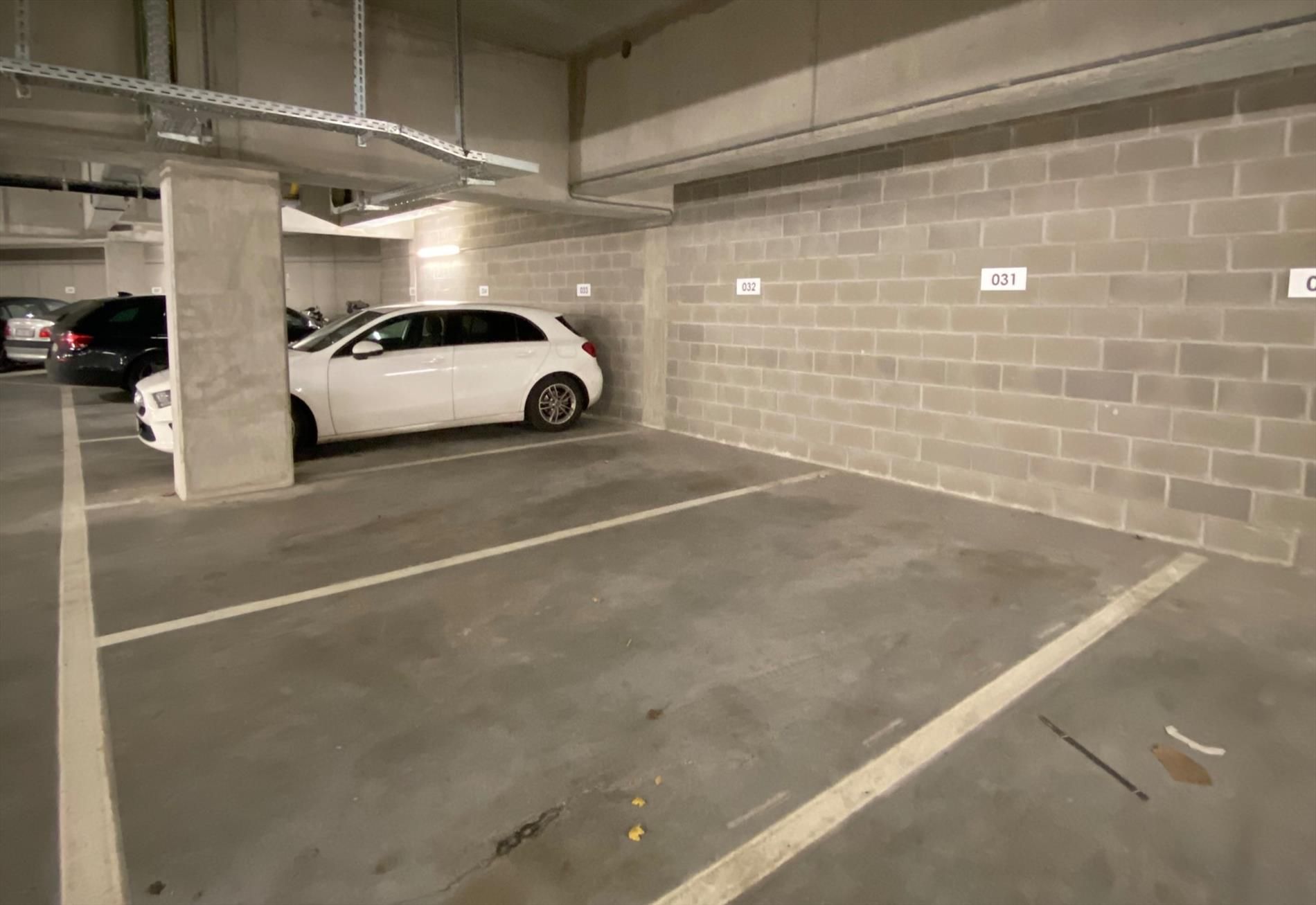 Goed gelegen parking te koop foto 2