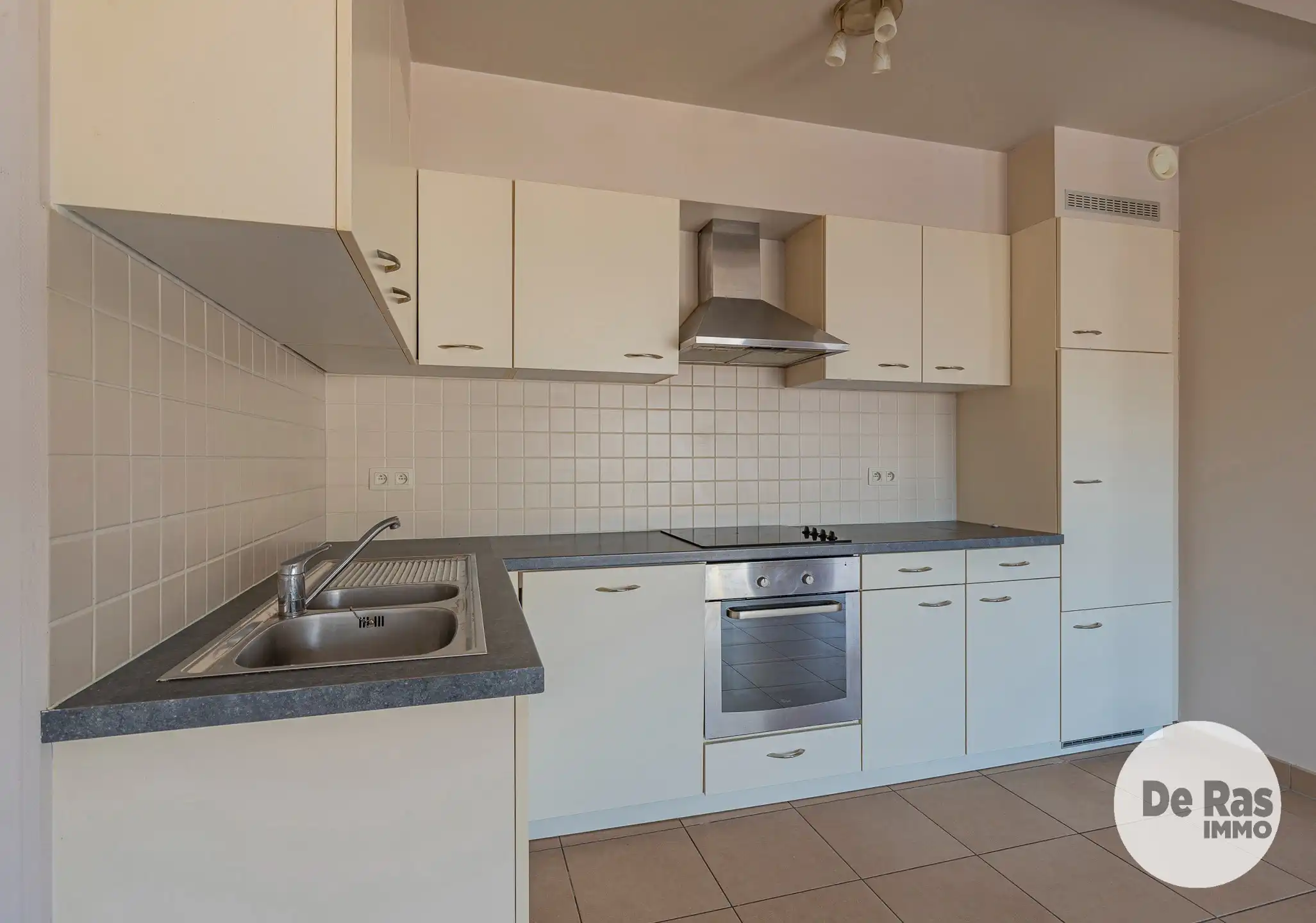 LEDE - Ruim en instapklaar appartement aan de markt van Lede foto 9