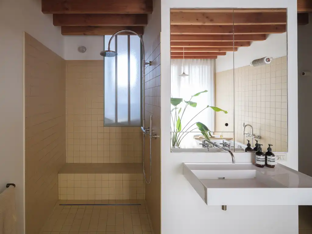 Architectuur, centrum Gent – Genereuze split-level woning met bijzondere ruimtelijkheden, dakterras, en achterliggende polyvalente praktijkruimte. foto 32