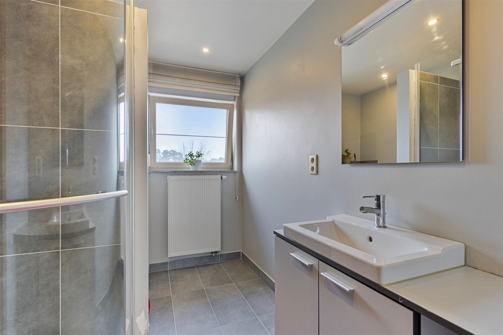 TE KOOP: Ruime woning met praktijkruimte in Maasmechelen! foto 17