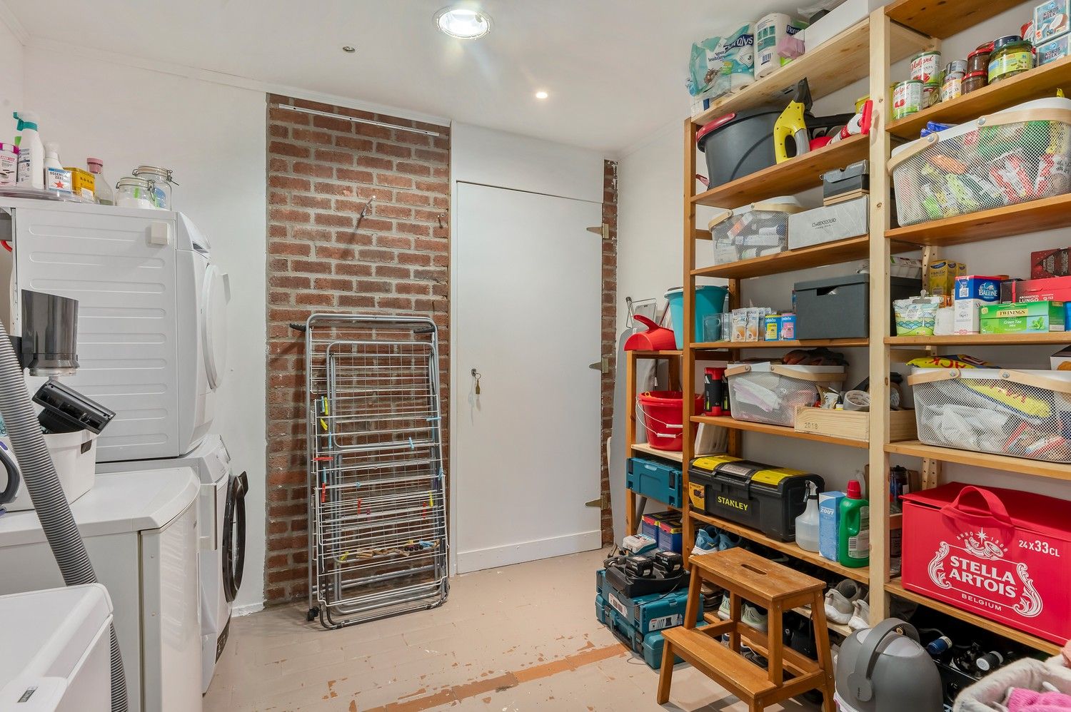 Uitzonderlijk gelijkvloers appartement met royale kelder en twee carports. foto 21