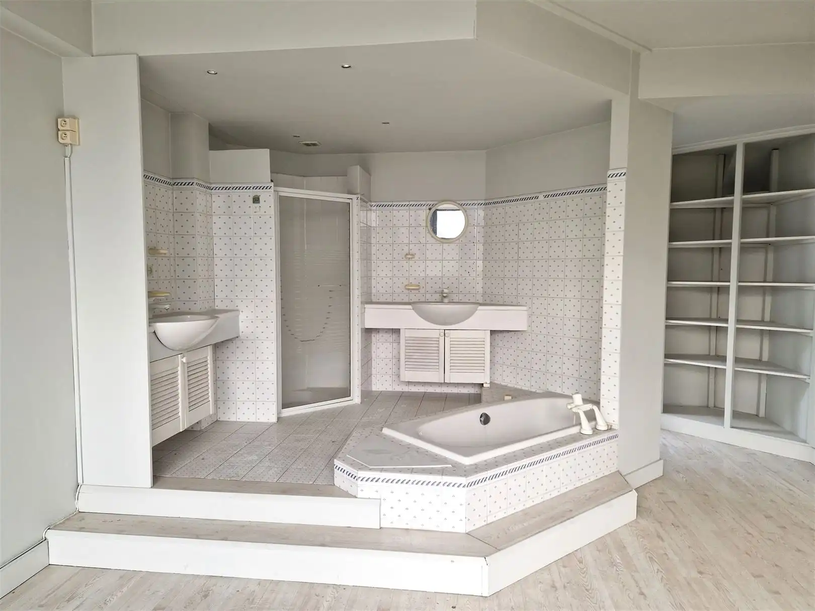 Handelspand met woonst in het centrum van Mortse!l foto 6