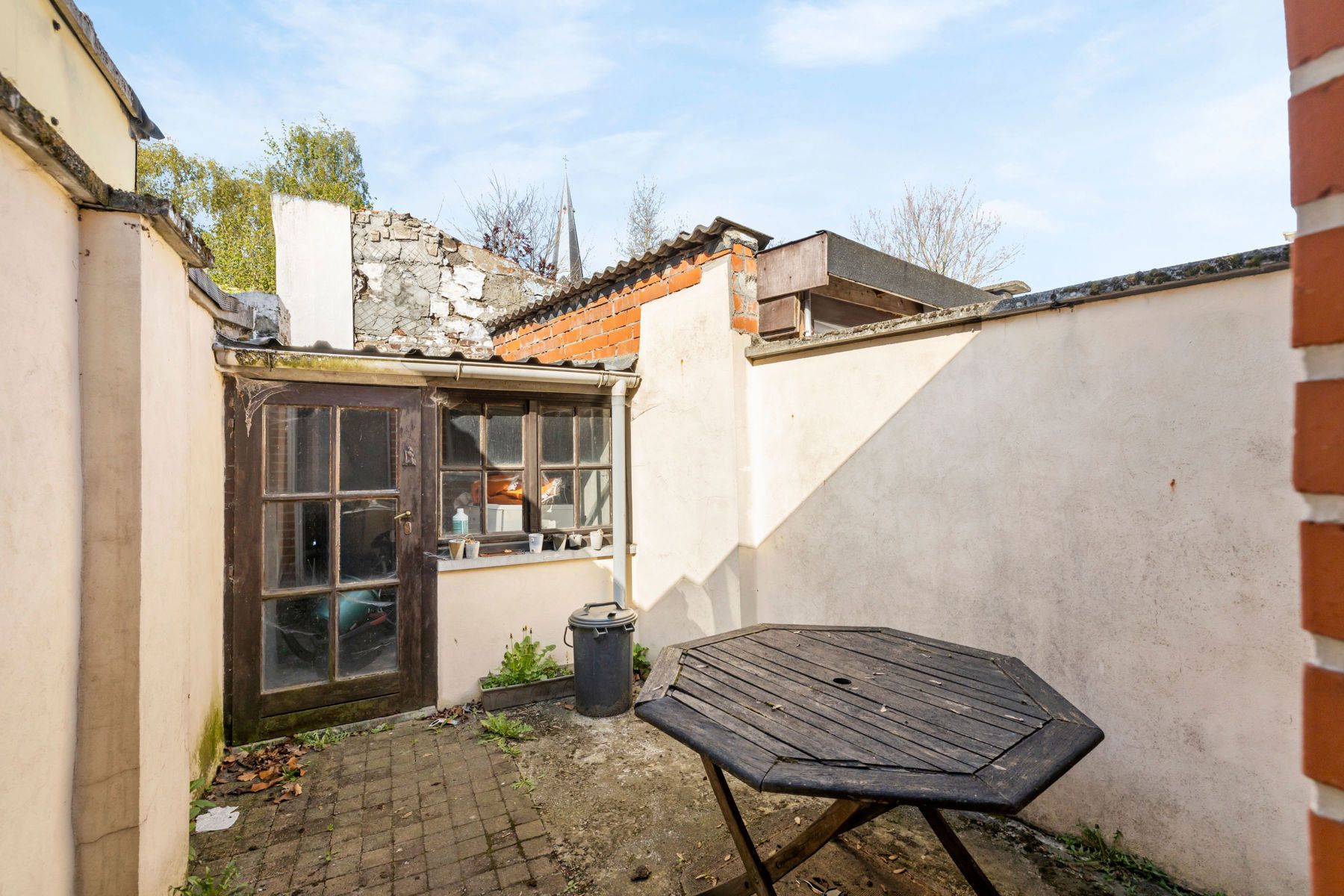 Charmante rijwoning met koer op geliefde locatie foto 16