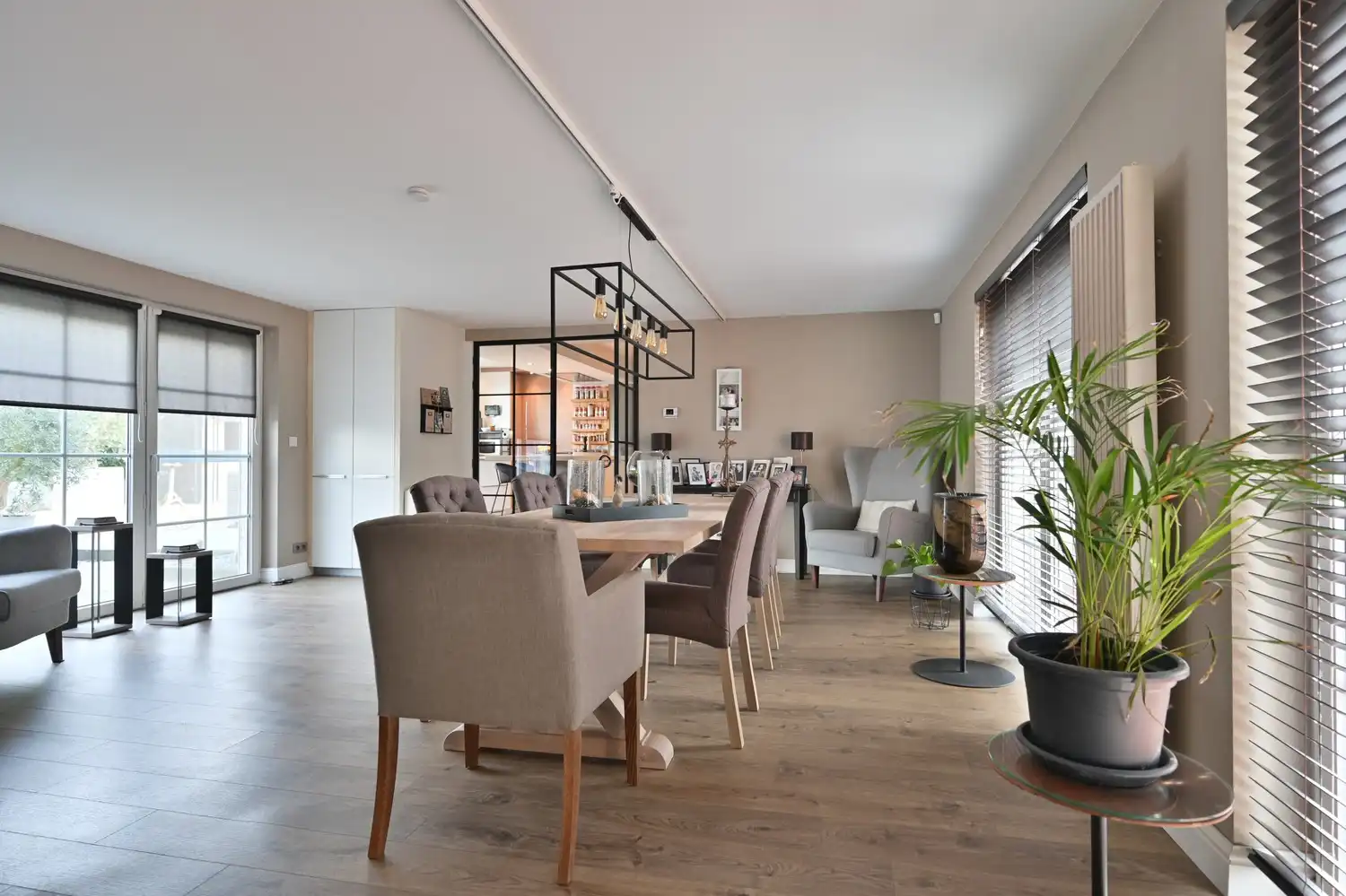 Karaktervolle woning met B&B in Veldwezelt foto 5