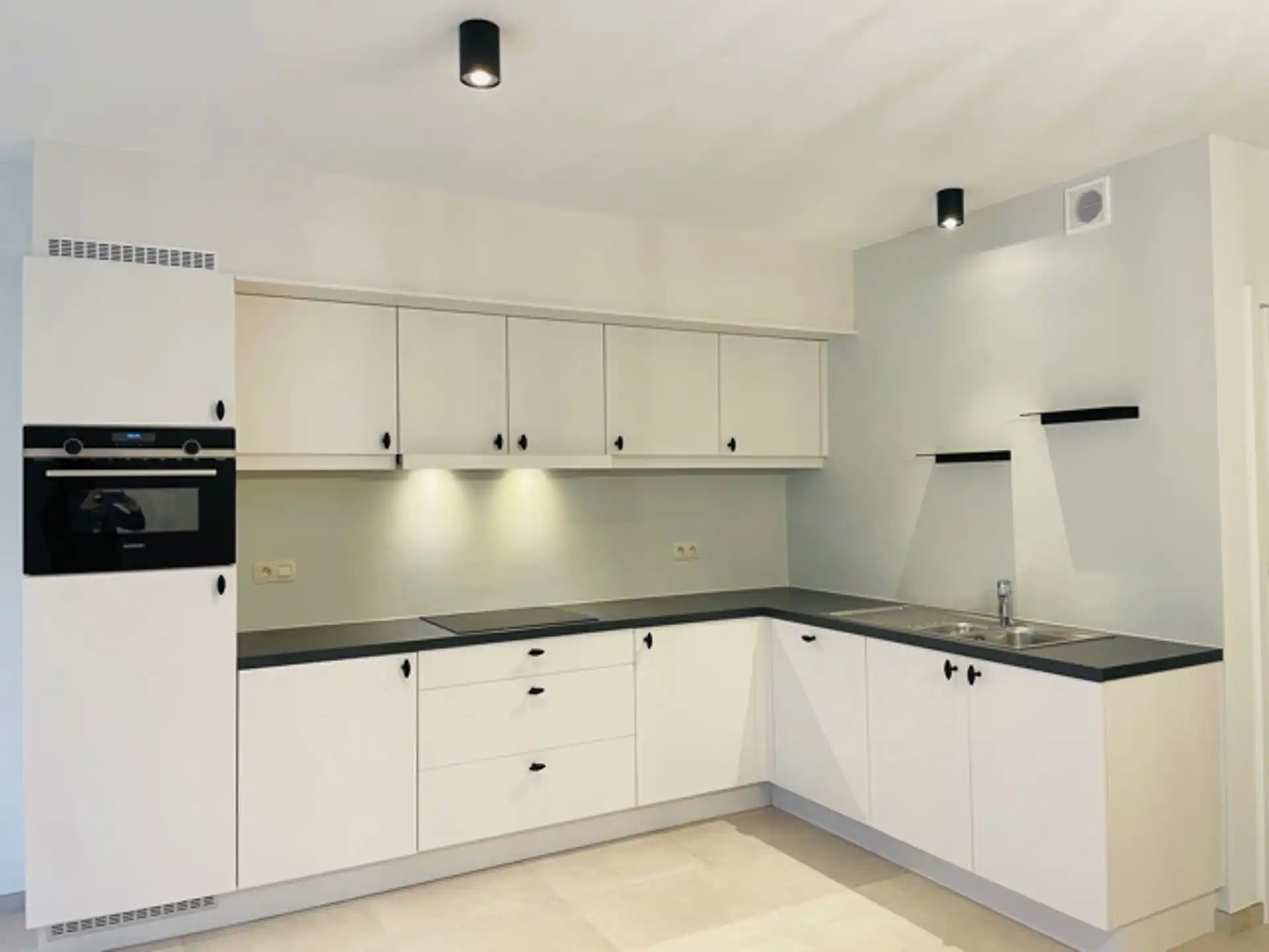 Gelijkvloers BEN appartement met terras en garage foto 6