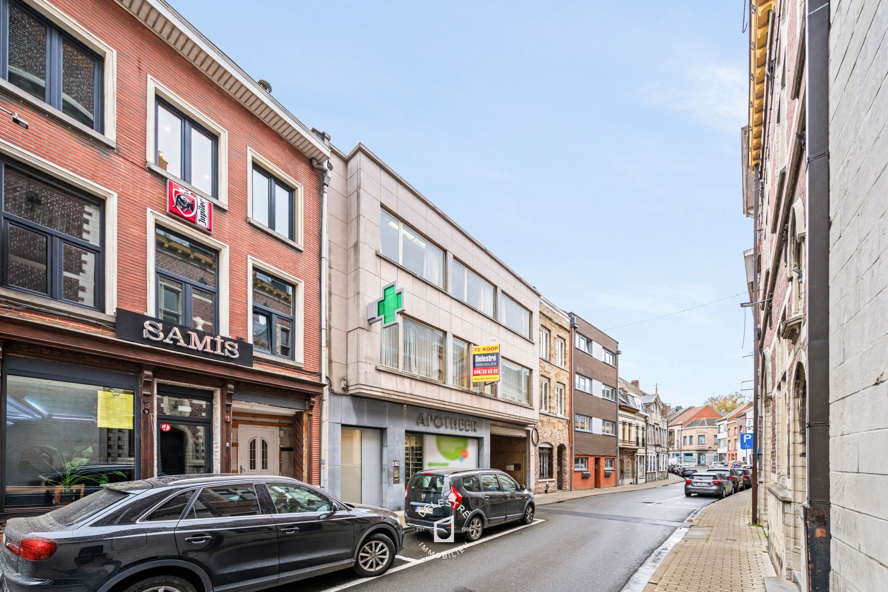 Hoofdfoto van de publicatie: ERG RUIME MULTIUNCTIONELE EIGENDOM MET 3 GARAGES 