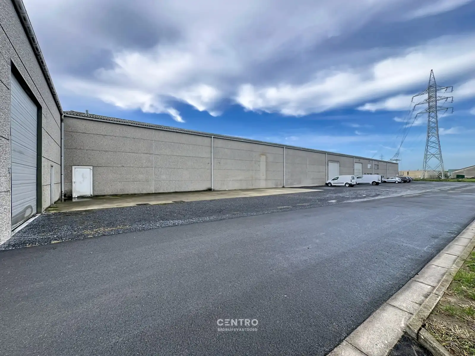 Multifunctioneel bedrijfsgebouw op een perceel van 10.321 m² te Kuurne! foto 4