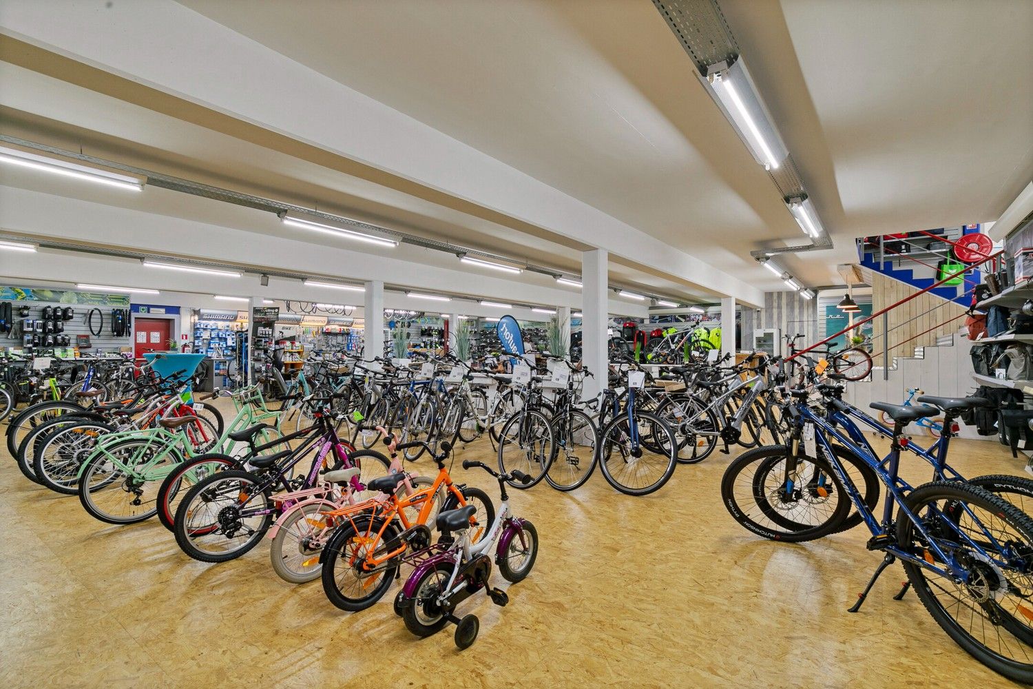 Handelsruimte met luxe duplex-appartement en verhuurde loodsen op het industrieterrein in Lanaken foto 14