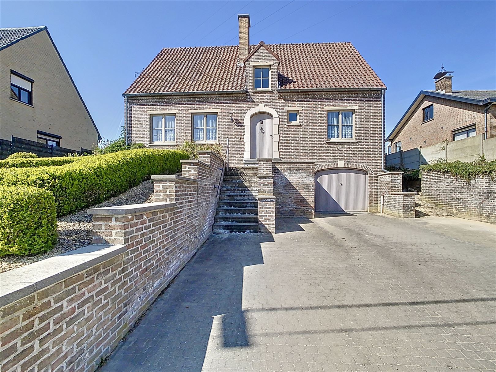 Ruime open bebouwing, 4 slpks, garage, tuin, 10a 54ca foto 2