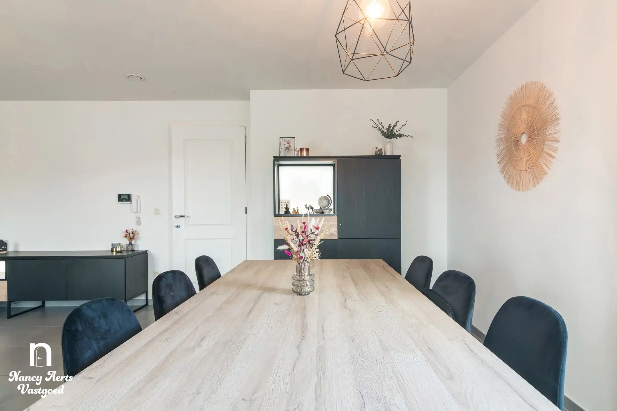 Instapklaar duplex-appartement met terras en 2 parkings foto 11