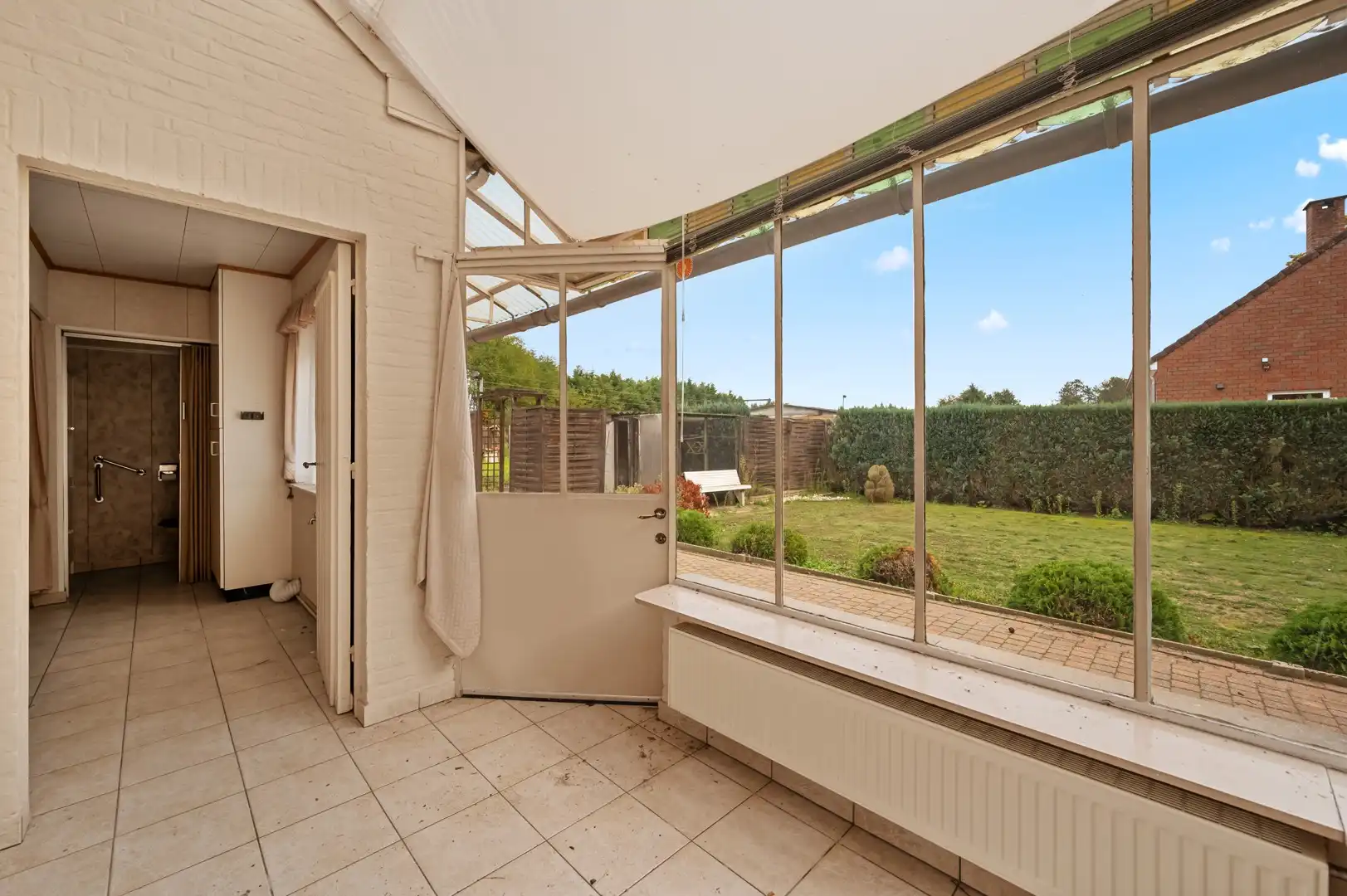Renovatiewoning met grote tuin gelegen n een doodlopende straat over een bos foto 9