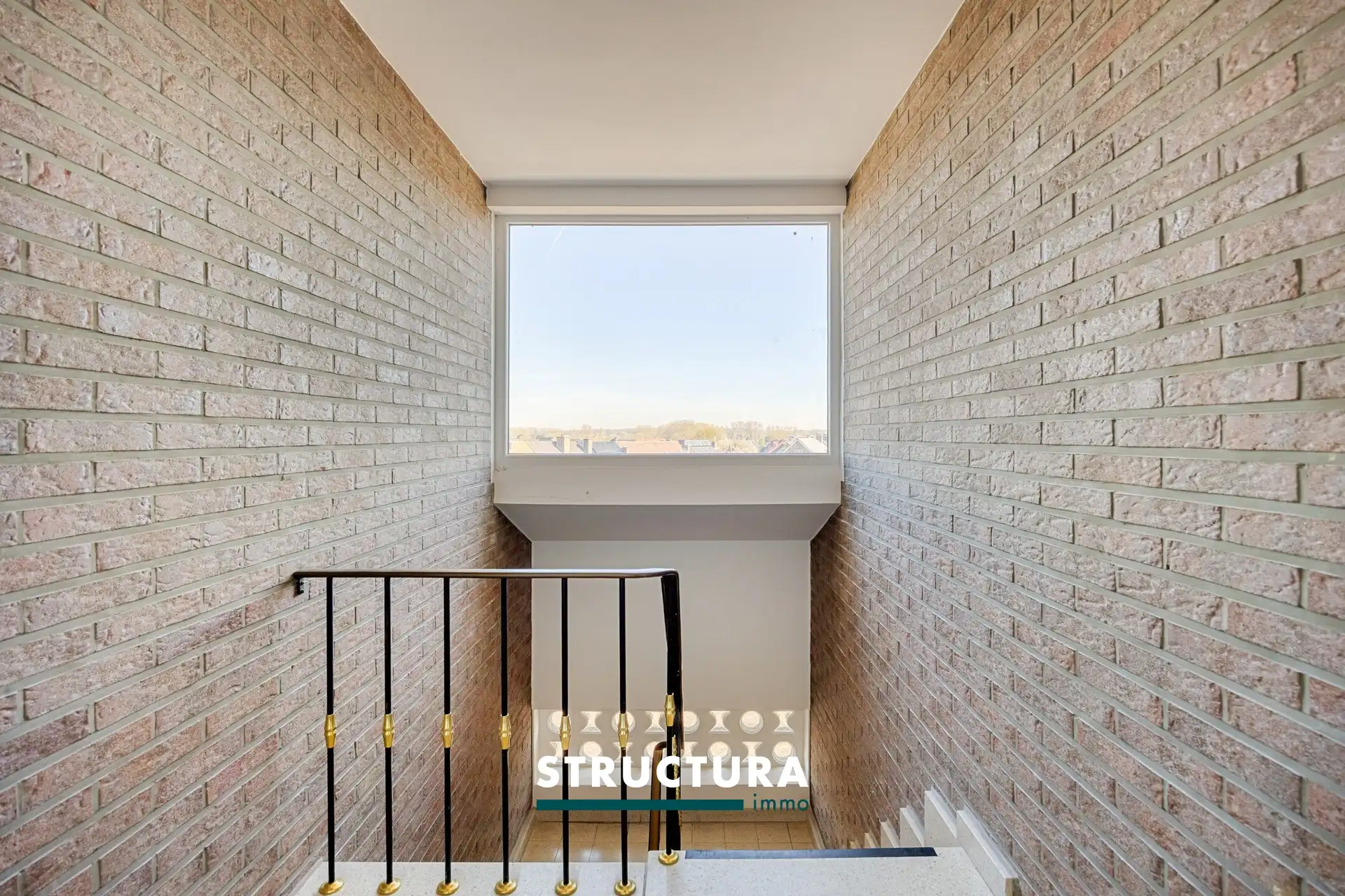 Gerenoveerd appartement op derde verdiep foto 18