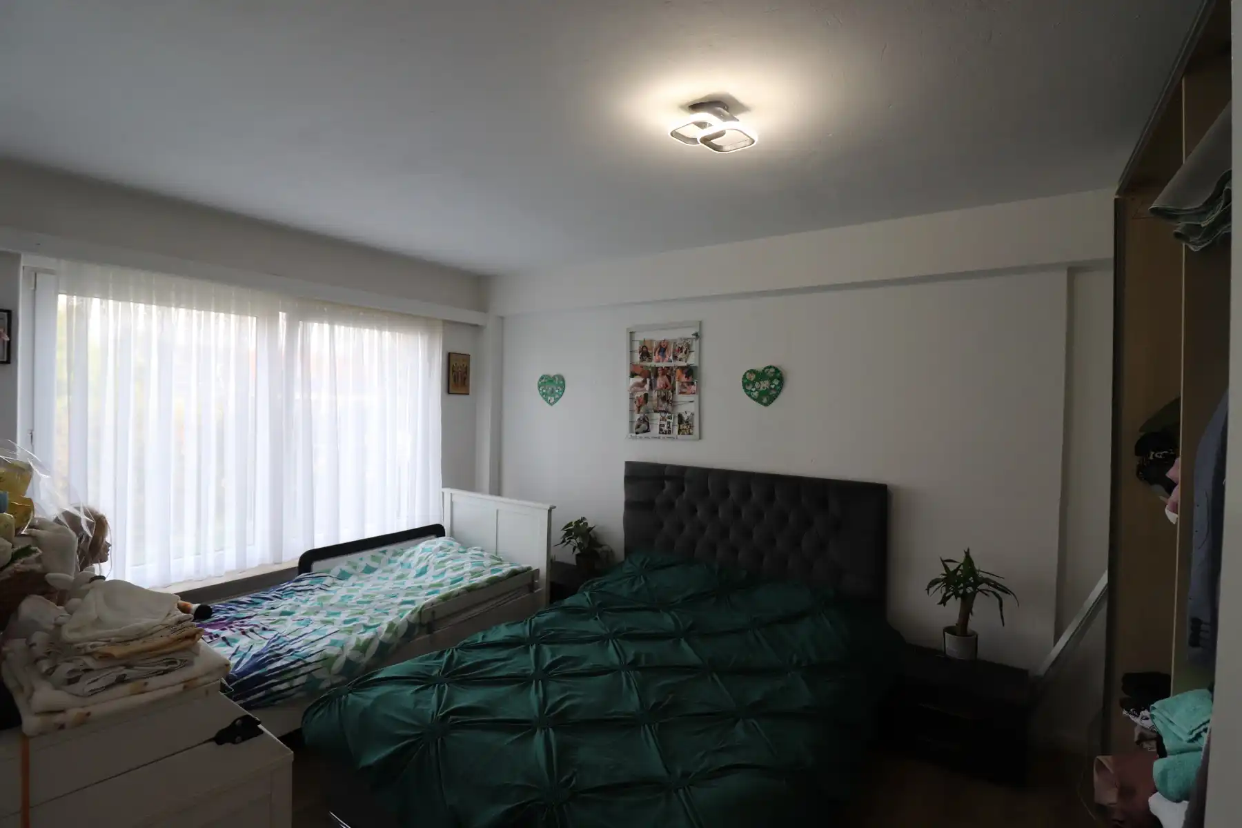 Appartement op de tweede verdieping met 2 slaapkamers met op het gelijkvloers garage met berging en tuin. foto 5
