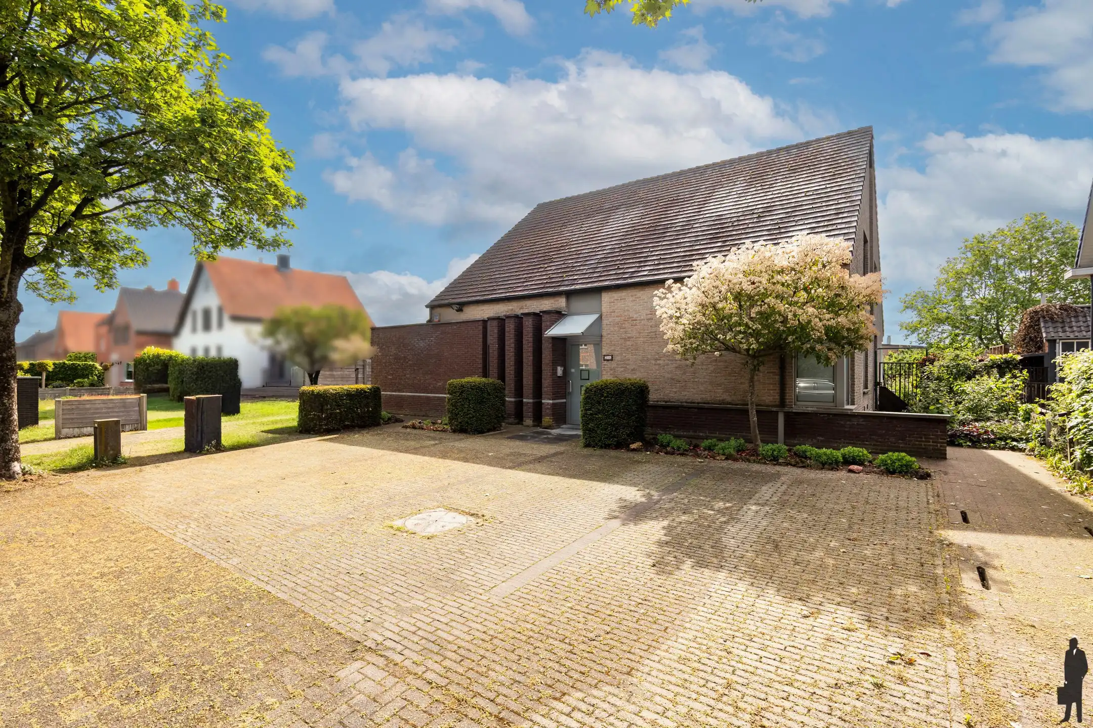 Vrijstaande, ruime gezinswoning met 5-7 slpk. en/of mogelijkheden tot kantoor - beroep aan huis foto 2