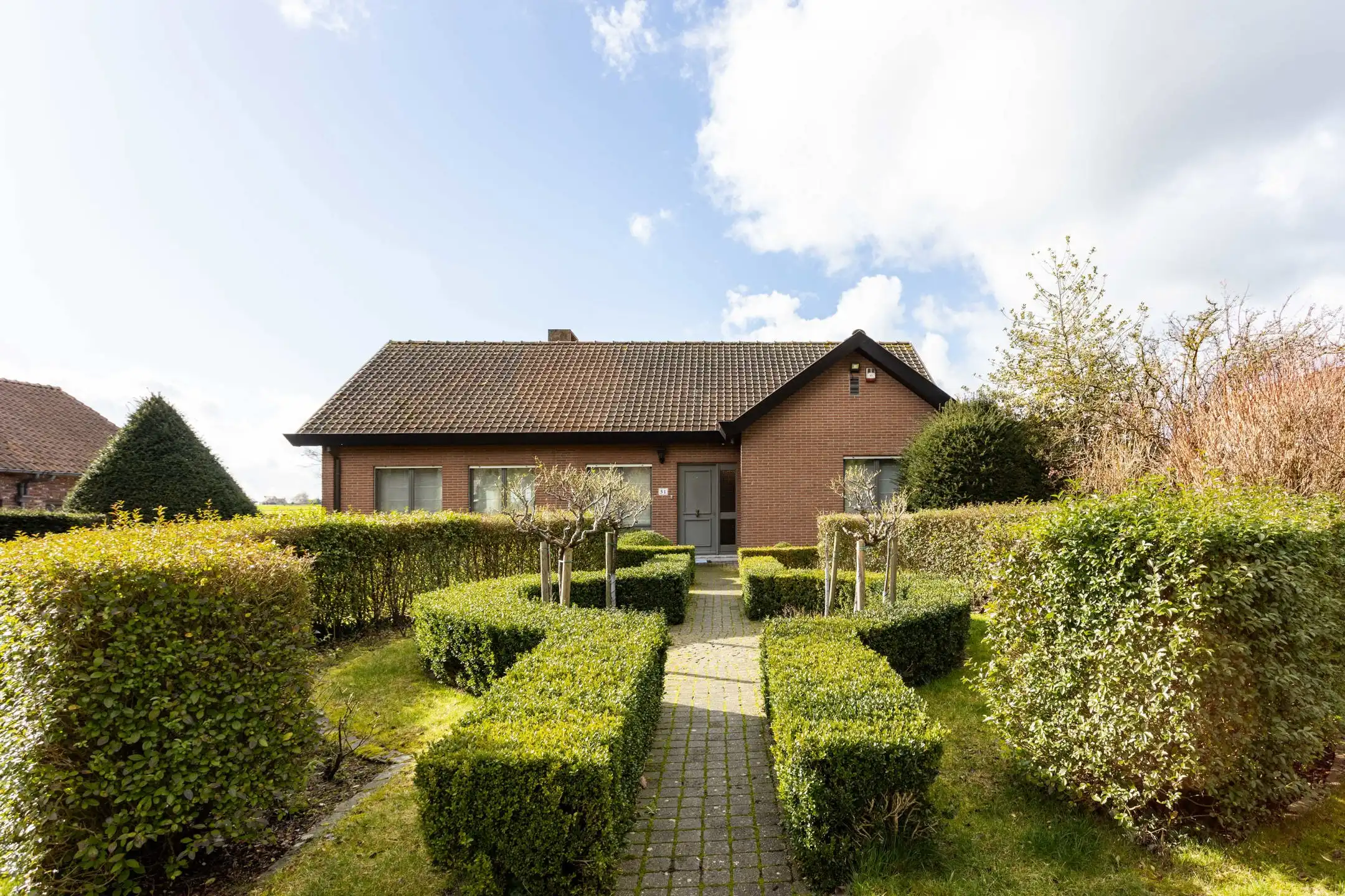 Hoofdfoto van de publicatie: Instapklare villa met tuin, weids uitzicht en ruim bijgebouw