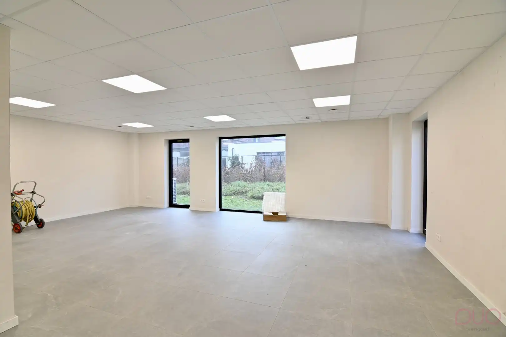 Modern kantoorruimte te koop: Energiezuinige nieuwbouw kantoorruimte in De Stadspoort – Sint-Truiden. foto {{pictureIndex}}