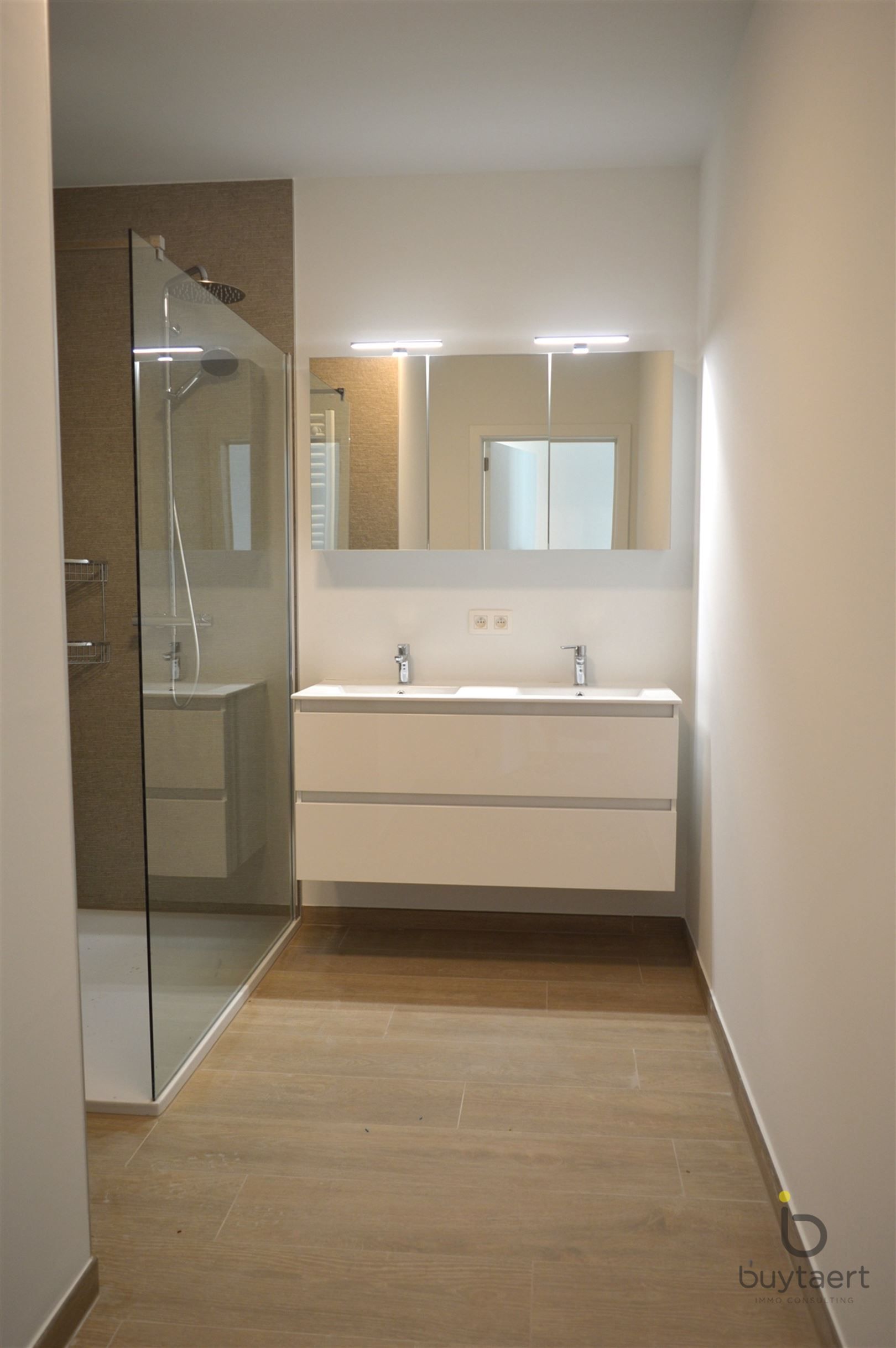 Gelijkvloers nieuwbouw appartement met twee slaapkamers. foto 9