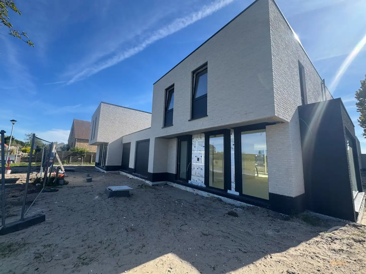 Moderne gezinswoningen met 3 ruime slaapkamers, 2 badkamers en inpandige garage! foto {{pictureIndex}}