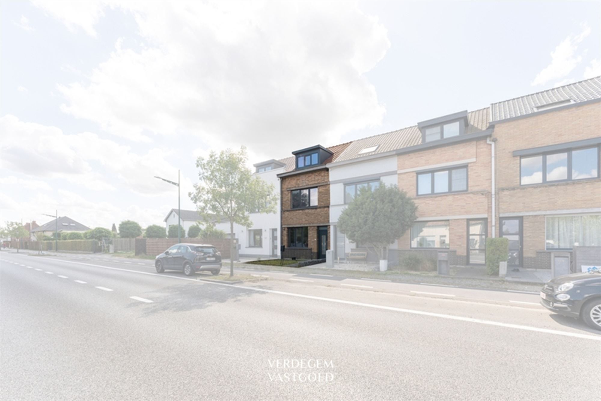 Zeer bereikbare gezinswoning met 4 slaapkamers en paadje naar zonnige tuin foto {{pictureIndex}}