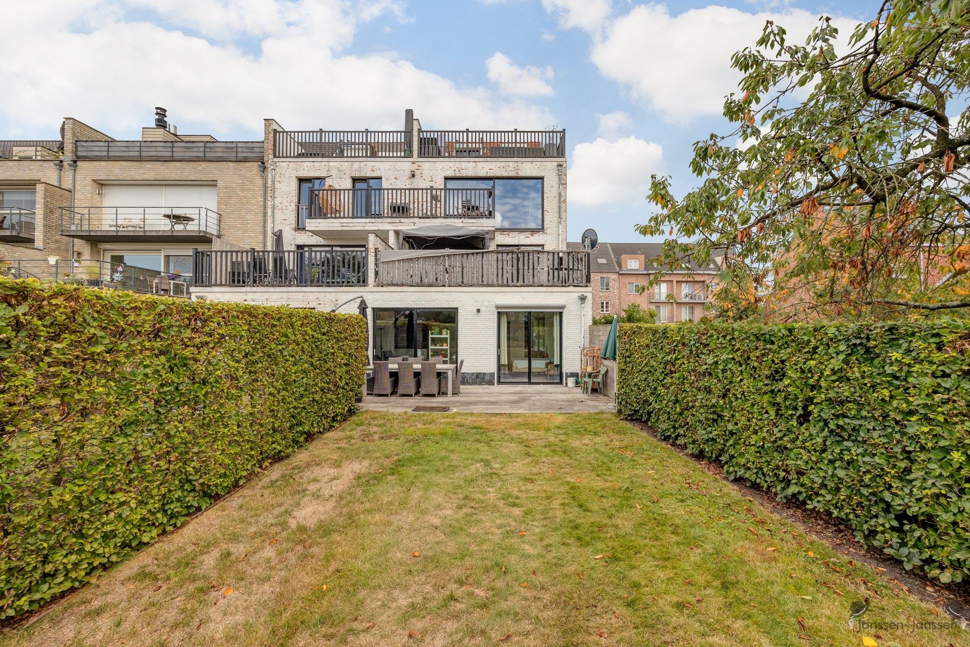 Instapklaar gelijkvloers appartement met tuin en 2 autostaanplaatsen foto 14