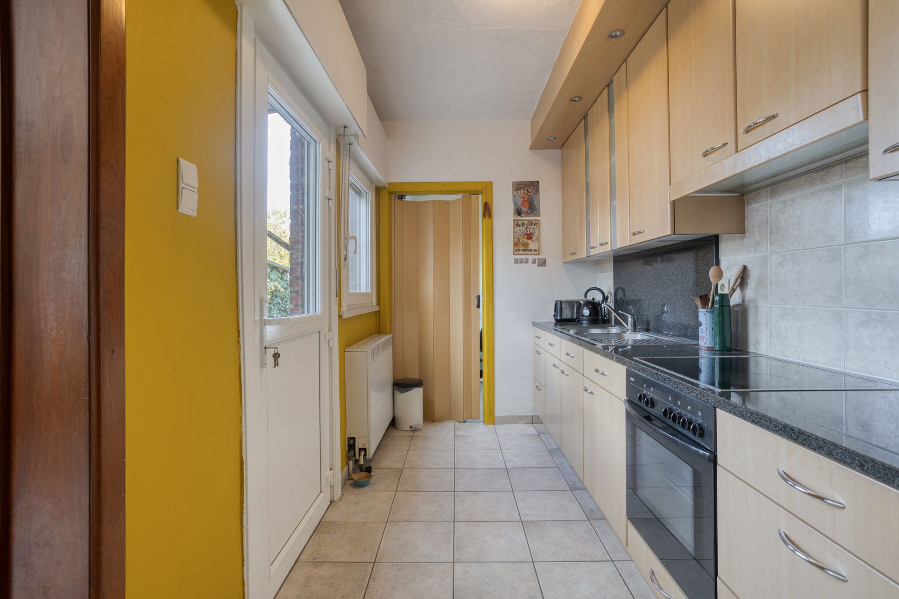 Te moderniseren halfopen woning met tuin en garage foto 10