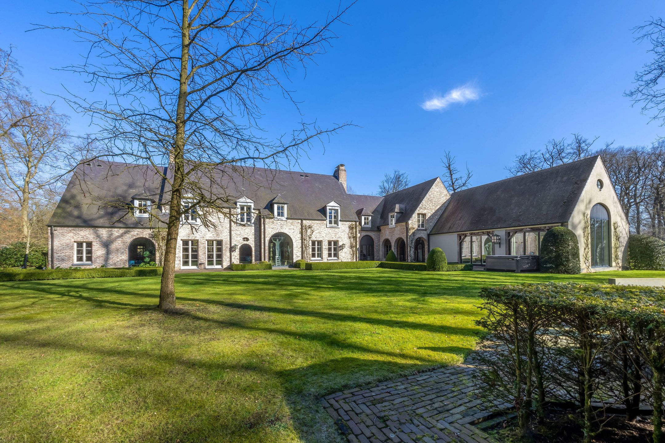 Exclusieve kasteelhoeve met zwembad op 2,7 ha grond, grenzend aan natuurgebied foto 27