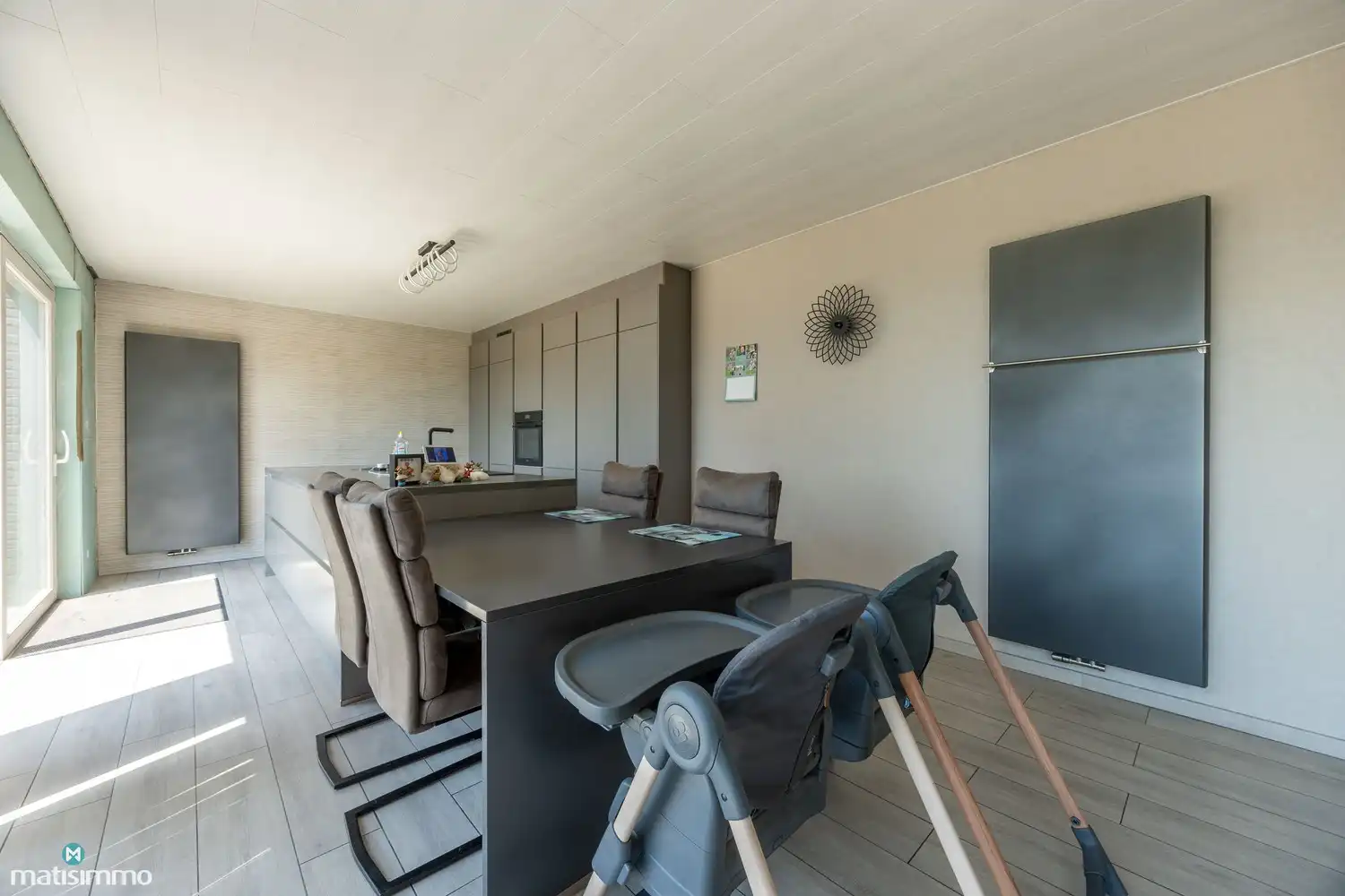 GROTENDEELS GERENOVEERDE EN ENERGIEZUINIGE GEZINSWONING MET ZUIDGERICHTE TUIN VAN 832M² EN GARAGE VAN 73 M² foto 8