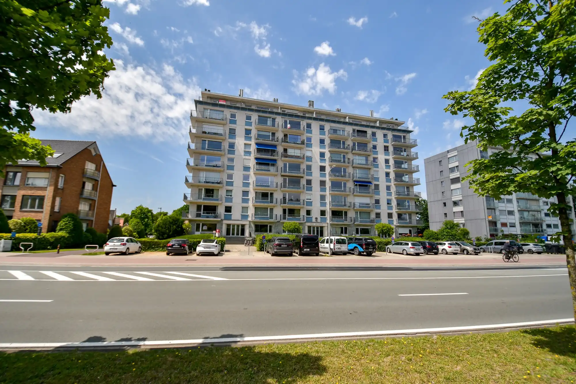 RUIM WOONAPPARTEMENT met PANORAMISCH ZICHT, 2 SLPKS en 2 TERRASSEN foto {{pictureIndex}}