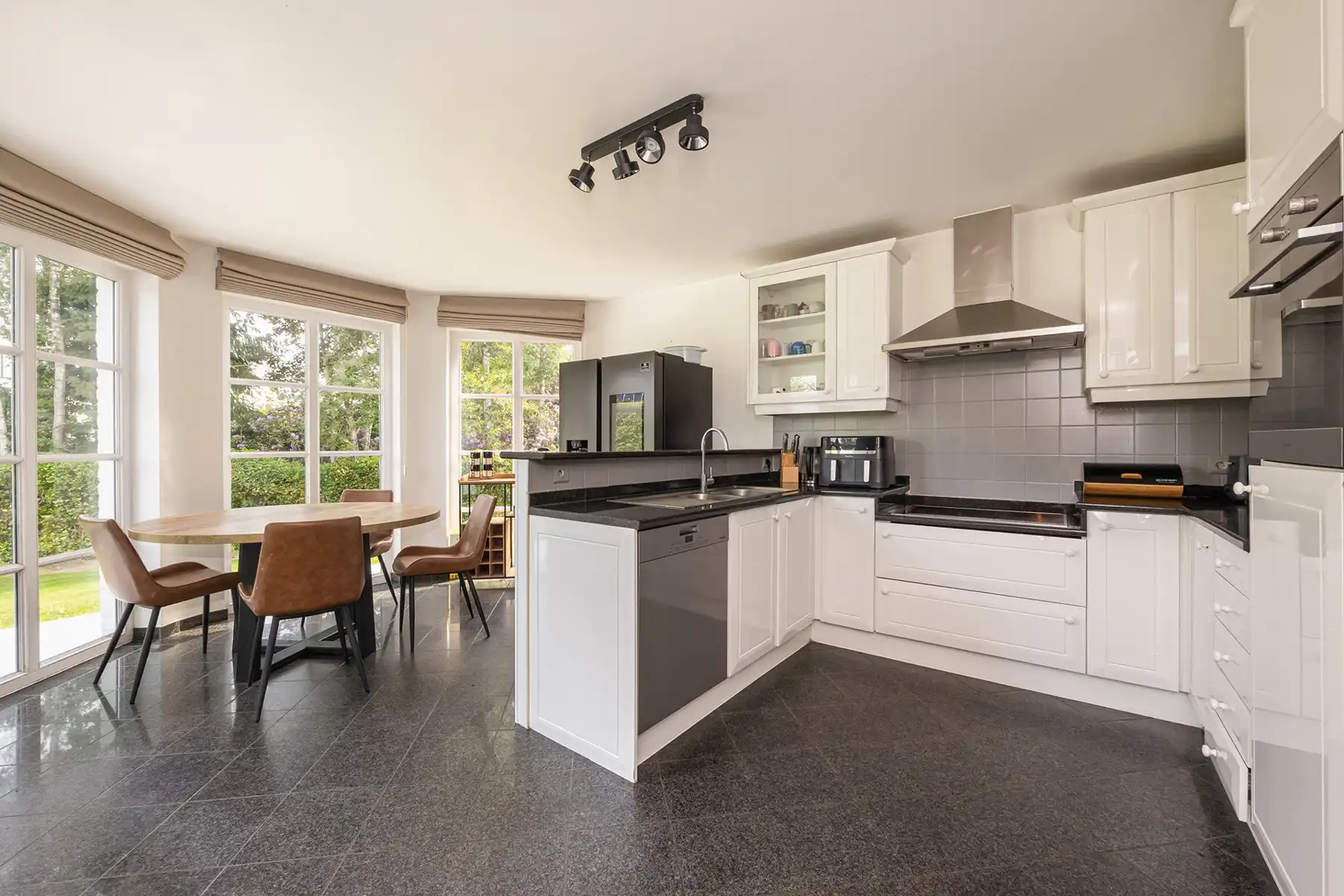 TIJDLOZE VILLA OP DE GRENS MET SCHILDE foto 9