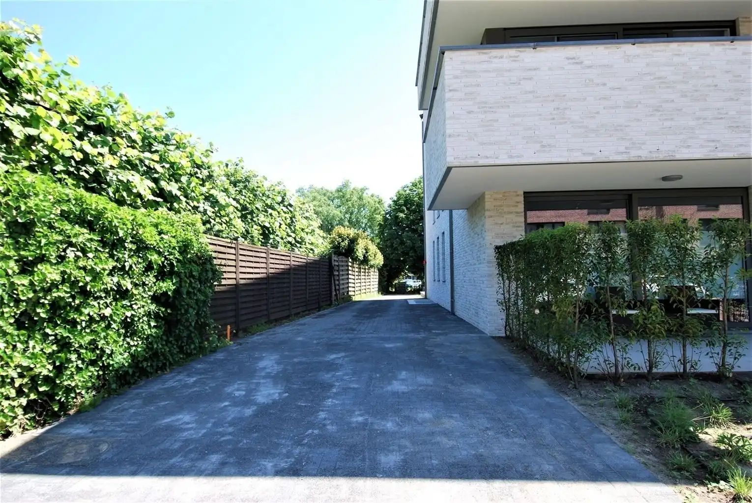 Ruim appartement met 2 slaapkamers, terras en autostaanplaats. foto 12