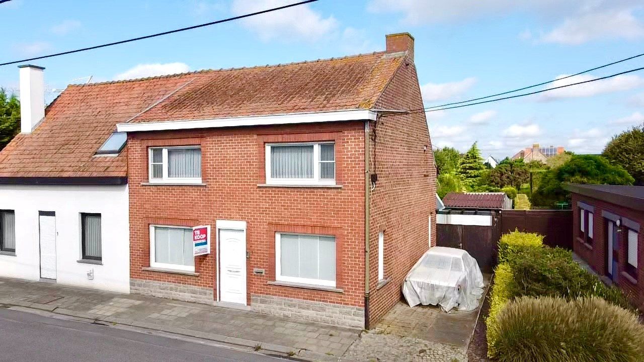 Hoofdfoto van de publicatie: HALFOPEN WONING MET 3 SLPKS, RUIME TUIN EN 2 GARAGES