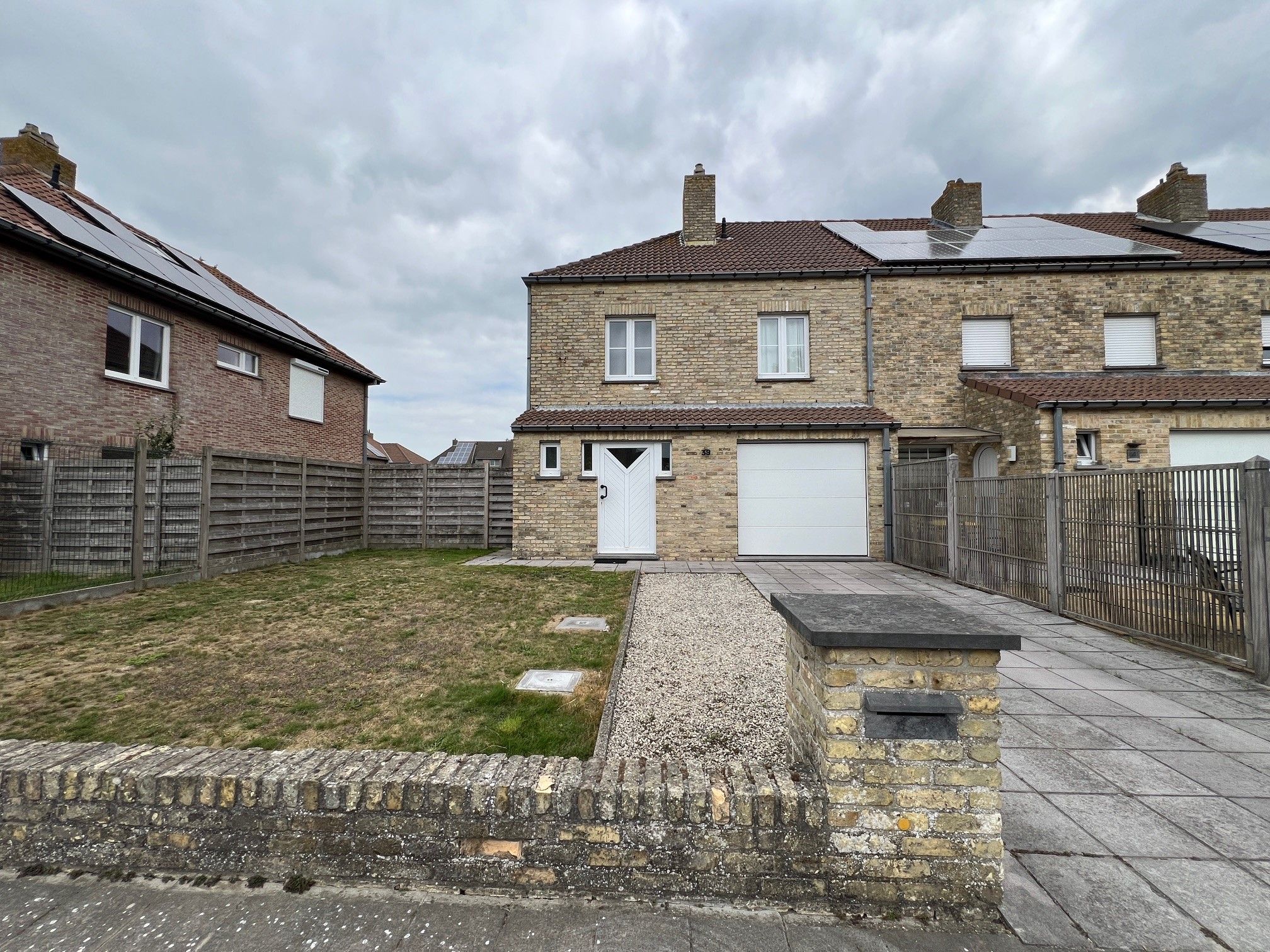 Instapklare woning met 3 ruime slaapkamers en garage. foto {{pictureIndex}}