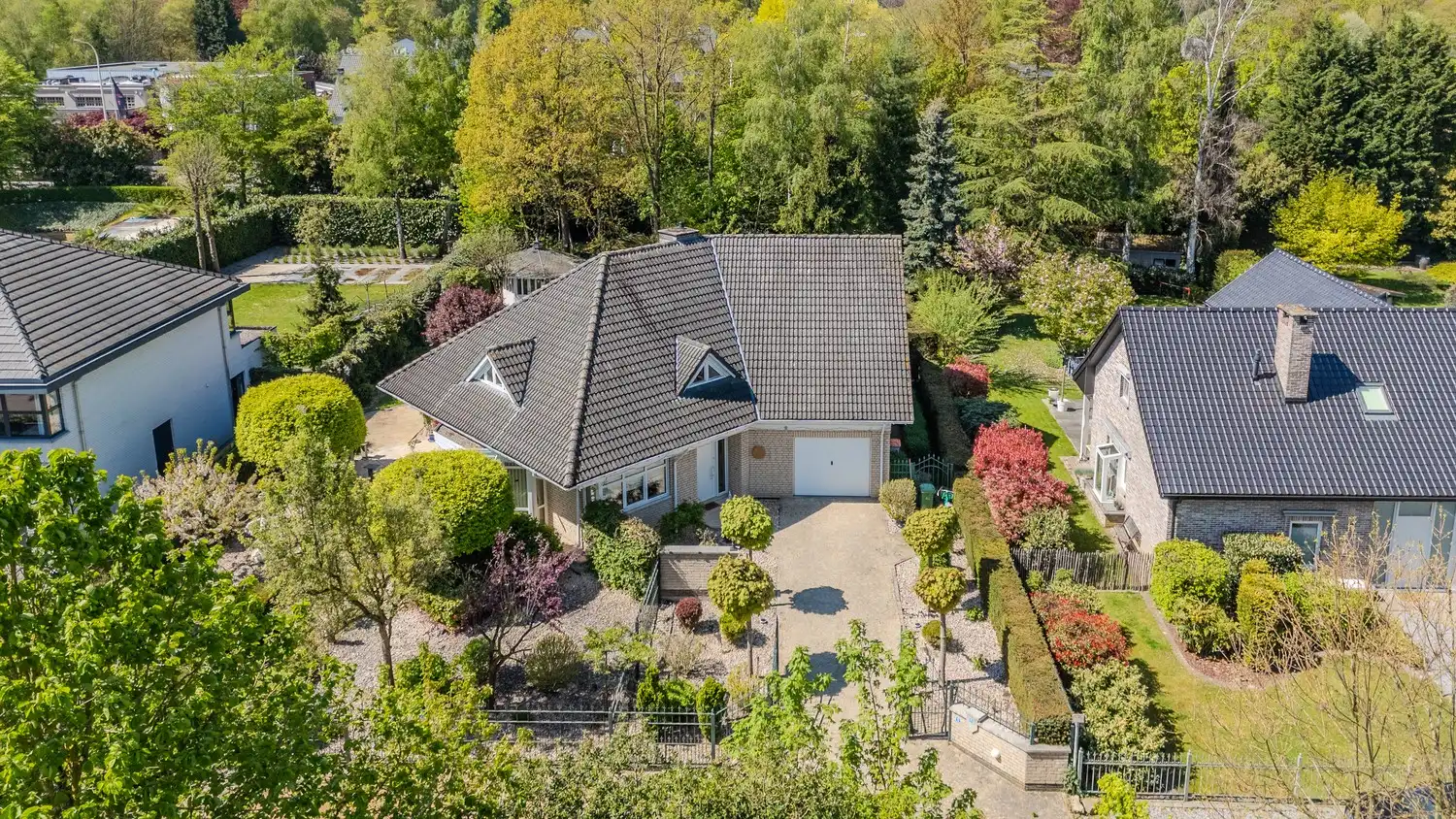 Ruime, instapklare vrijstaande woning met 5 slaapkamers en 3 badkamers in het gezellige Neerharen! foto {{pictureIndex}}